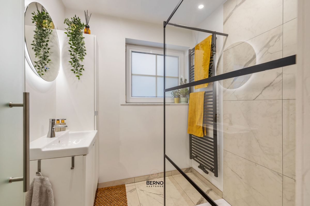 Knap gerenoveerd appartement mét garage foto 12