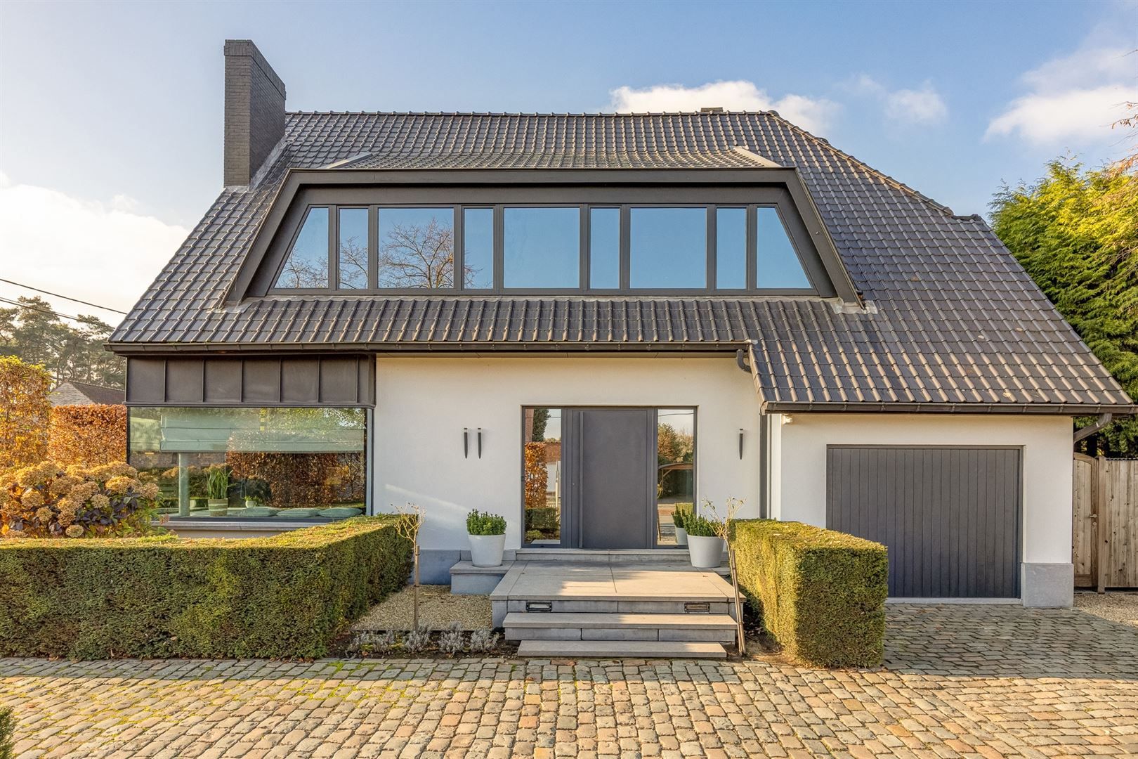 Stijlvolle villa met moderne uitbouw en zuidwest tuin. foto {{pictureIndex}}