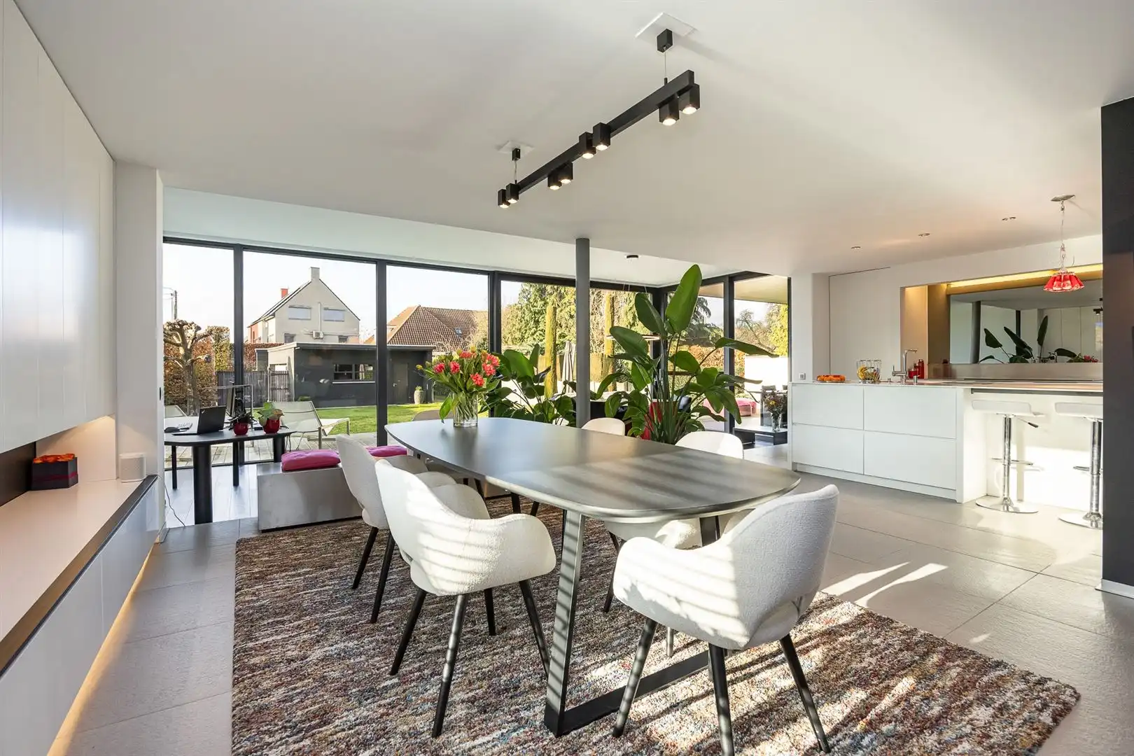 Stijlvolle villa met moderne uitbouw en zuidwest tuin. foto {{pictureIndex}}