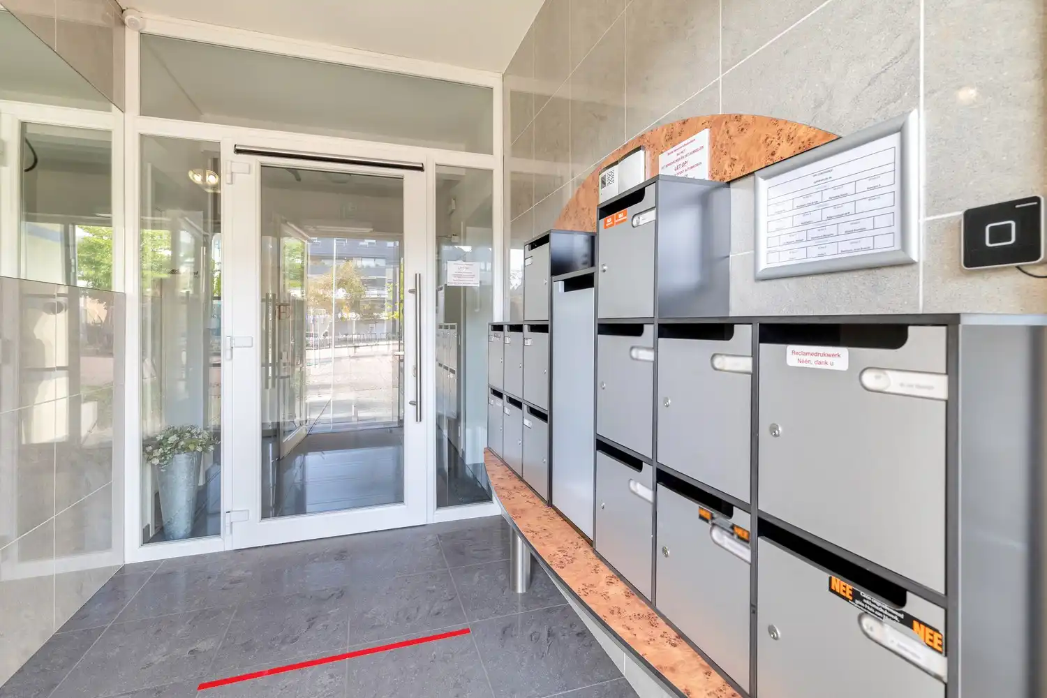 Ruim, licht en zorgeloos wonen in het hart van Lanaken! foto 4