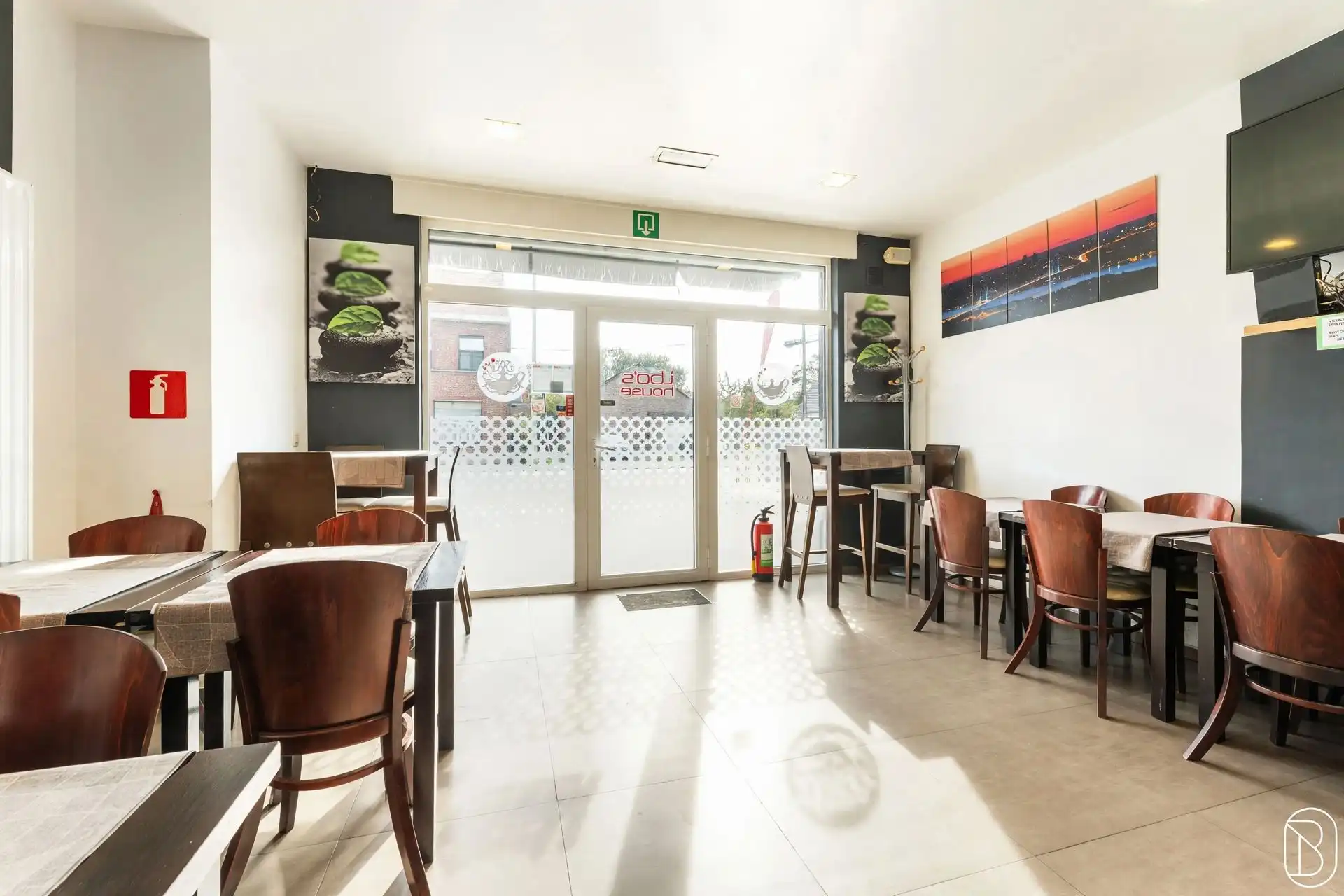 Ruime woning met tuin en handelsgelijkvloers foto 17