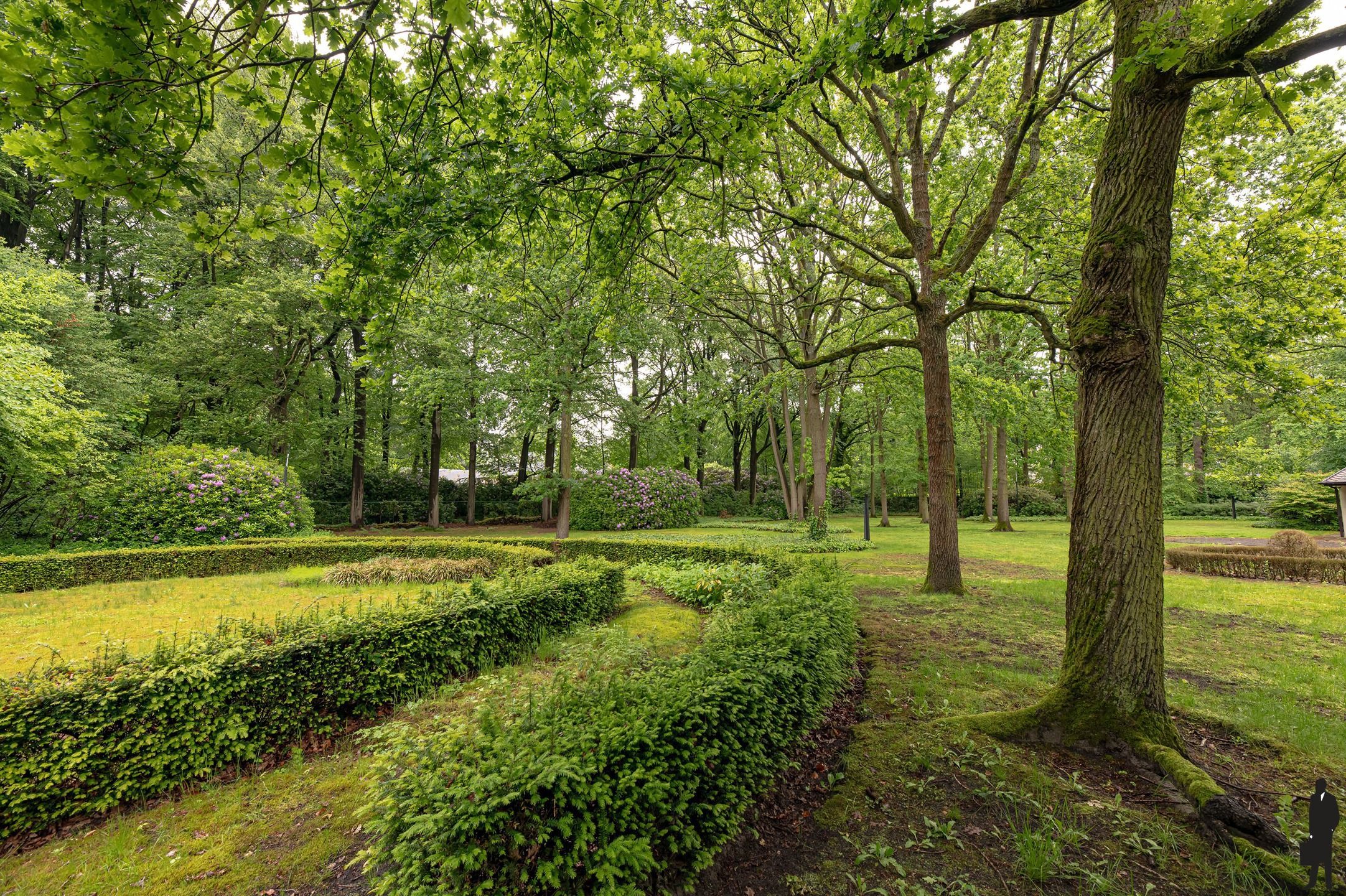 Gelegen in Vriesdonk, royale villa op ca. 7.779 m² met parktuin. De villa is reeds in cascostaat gezet én welke verkocht wordt met vergunde verbouwingsplannen. foto 2