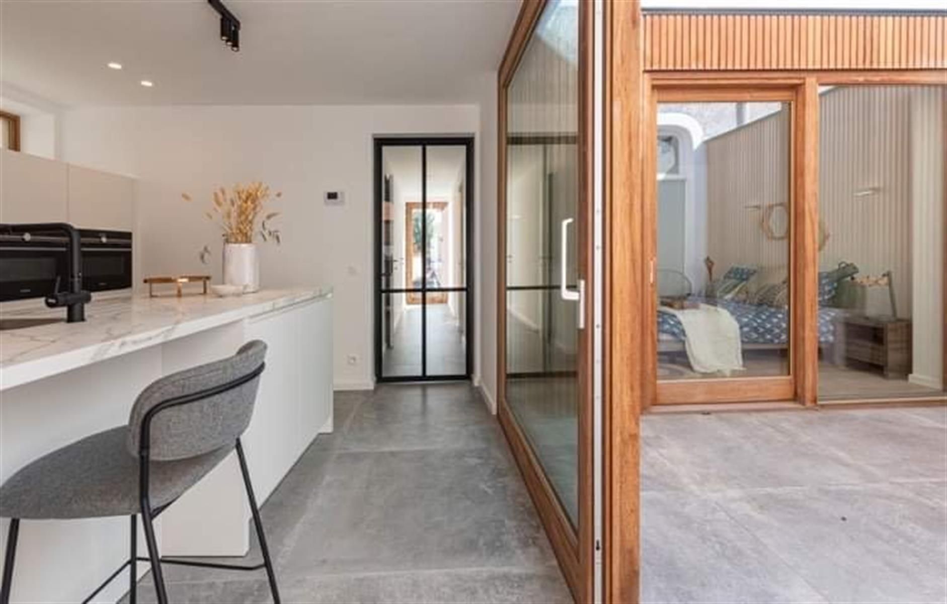 Karaktervol gelijkvloers  appartement met patio en terras foto 6
