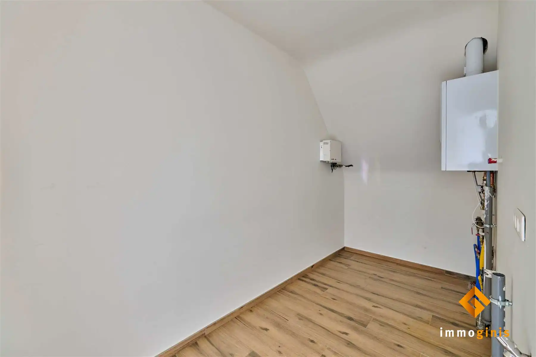 Ruim duplexappartement met 2 slaapkamers, groot terras, kelderberging en carport. foto 10