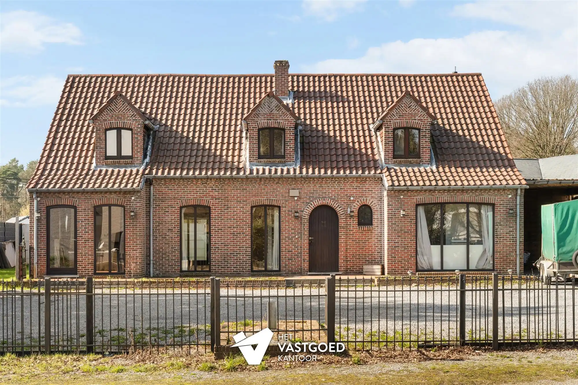 OP TE FRISSEN ENERGIEZUINIGE WONING MET POTENTIEEL GELEGEN OP EEN PERCEEL VAN 650M² TE BEVERLO foto {{pictureIndex}}