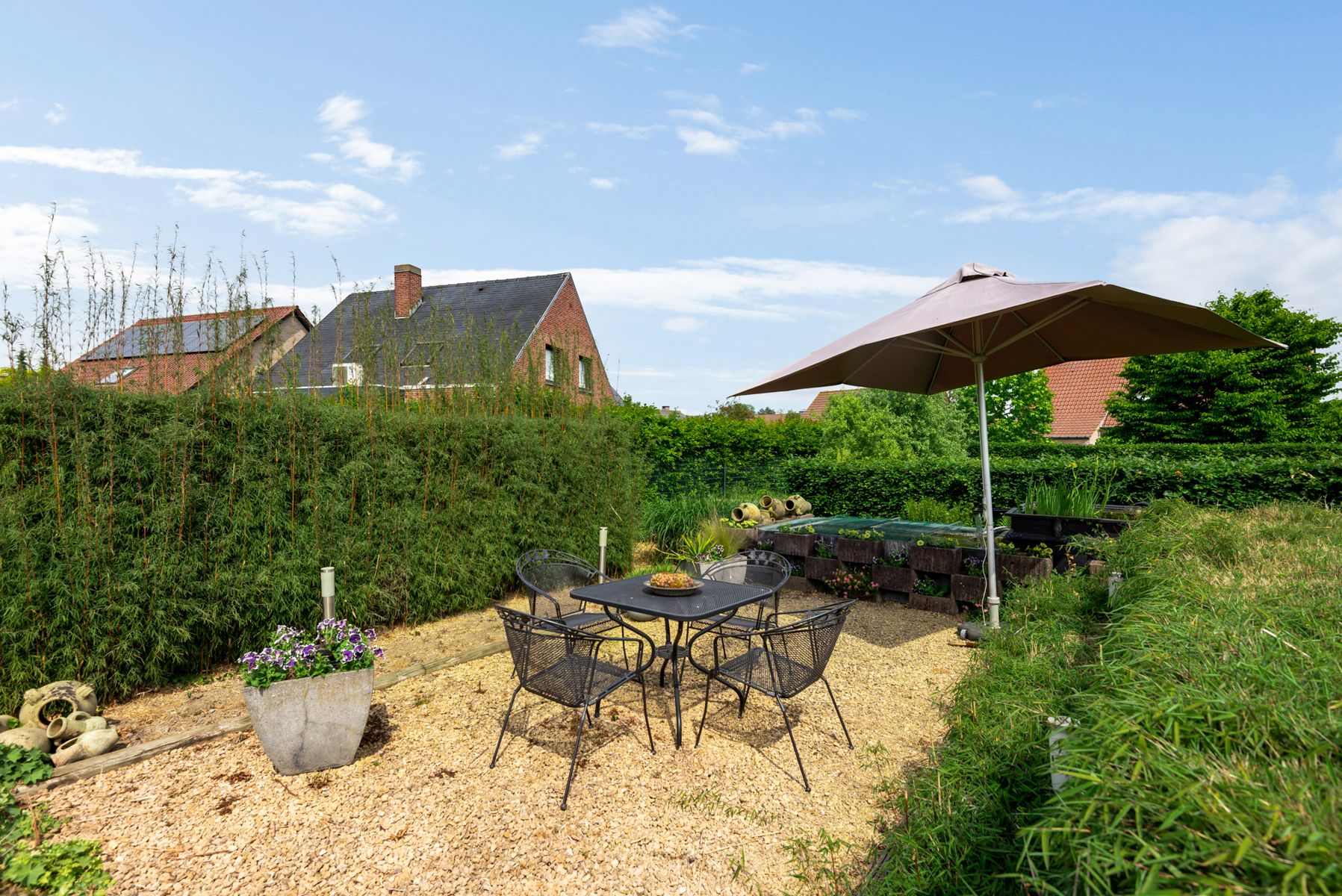 Instapklare villa/bungalow met aansluitend kantoorruimte/handelsgelijkvloers op ruim perceel! foto 4