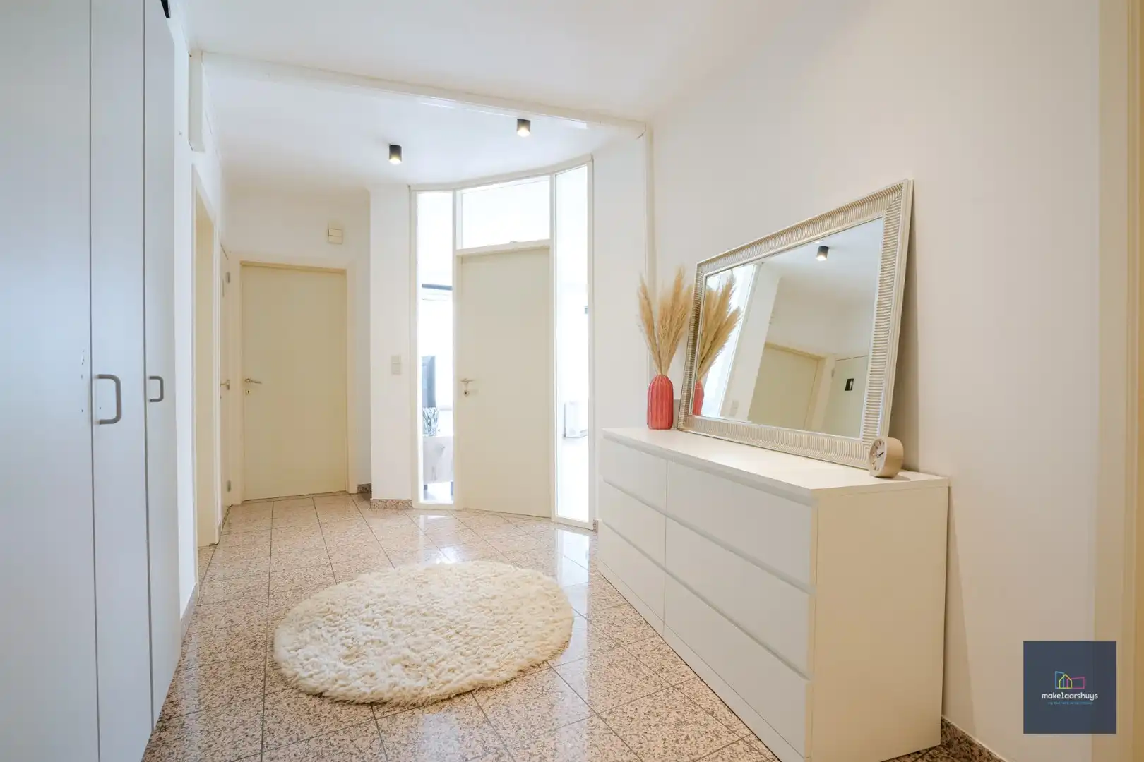 Goed gelegen en ruim instapklaar 2-slp. app.  foto 2