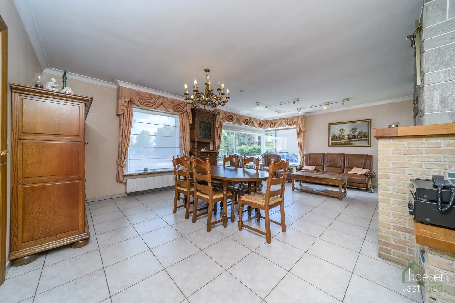 BEVEREN AAN DE IJZER: Zeer degelijke villa-bungalow met alle leefruimtes op het gelijkvloers, ruime garage en tuin op 772m² totale grondopp. foto 2