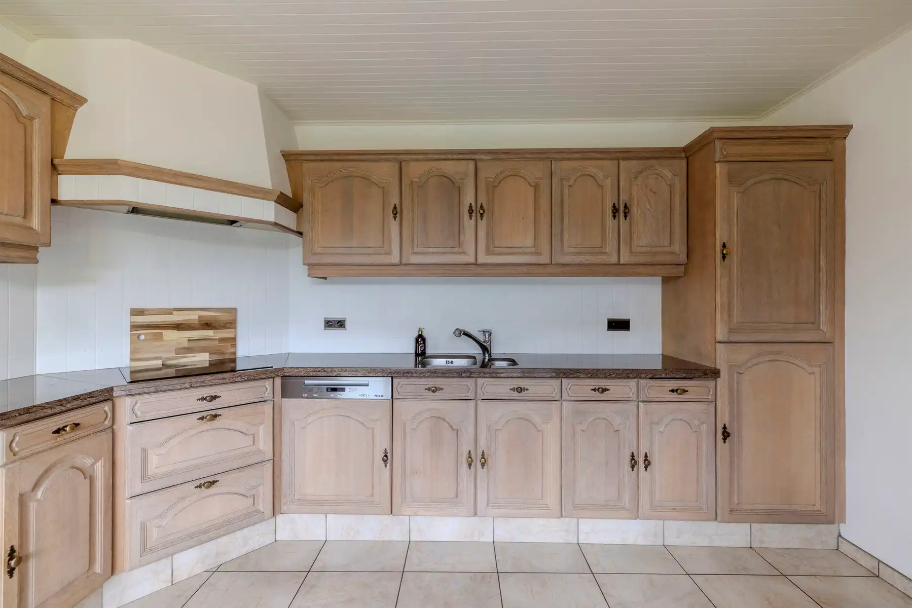 Ruime gezinswoning met garage en tuin op 557m2 grond foto 8