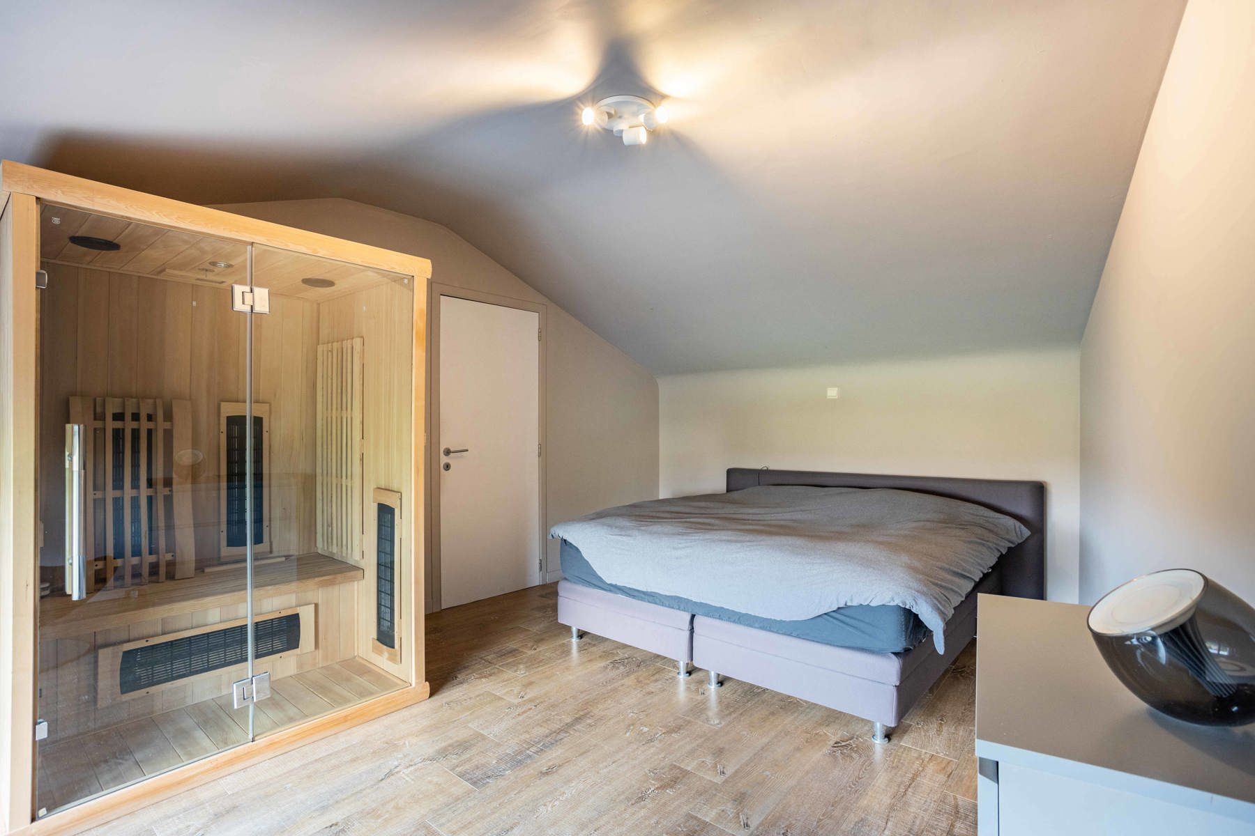 Ruime en lichtrijke woning in een rustige doodlopende straat foto 11