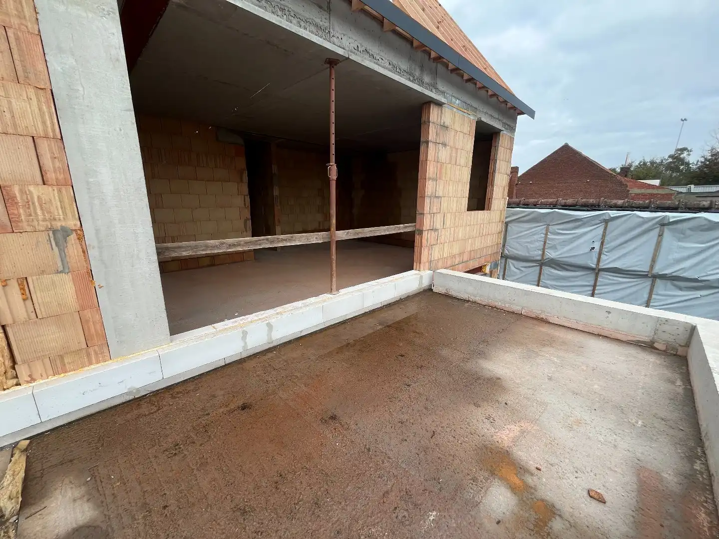 Nieuwbouwappartement met 2 slaapkamers en terras. foto 2