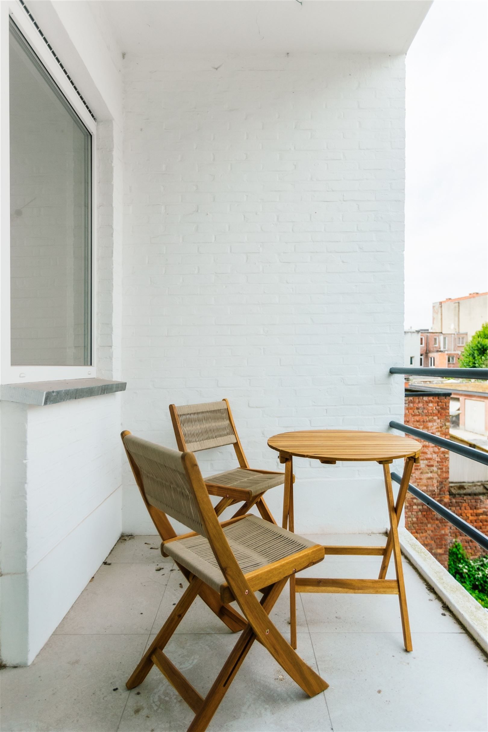 Gerenoveerd twee slaapkamer appartement met terras foto 11