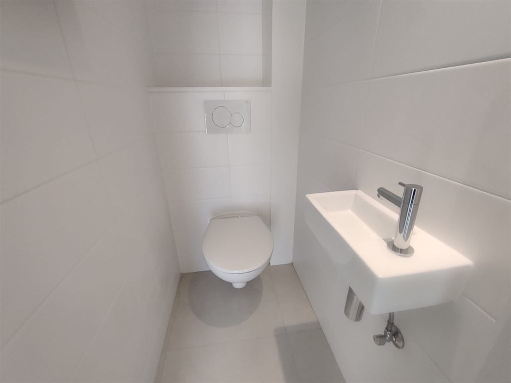 Goedgelegen en volledig vernieuwd appartement foto 14