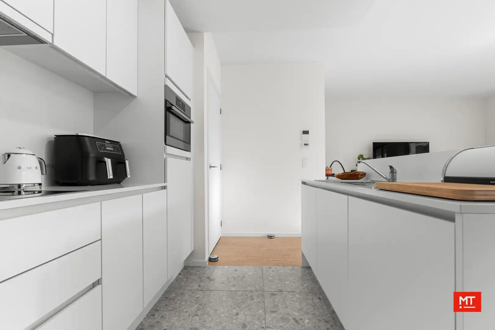 Recent appartement met 2 slaapkamers en ondergrondse parkeerplaats te koop in hartje Ieper foto 8