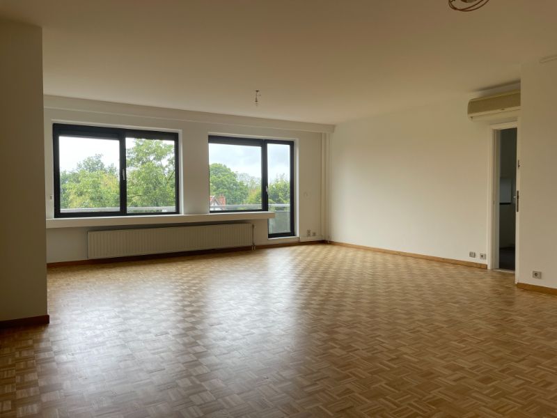 Ruim 3 slaapkamer appartement in hartje Brasschaat foto {{pictureIndex}}