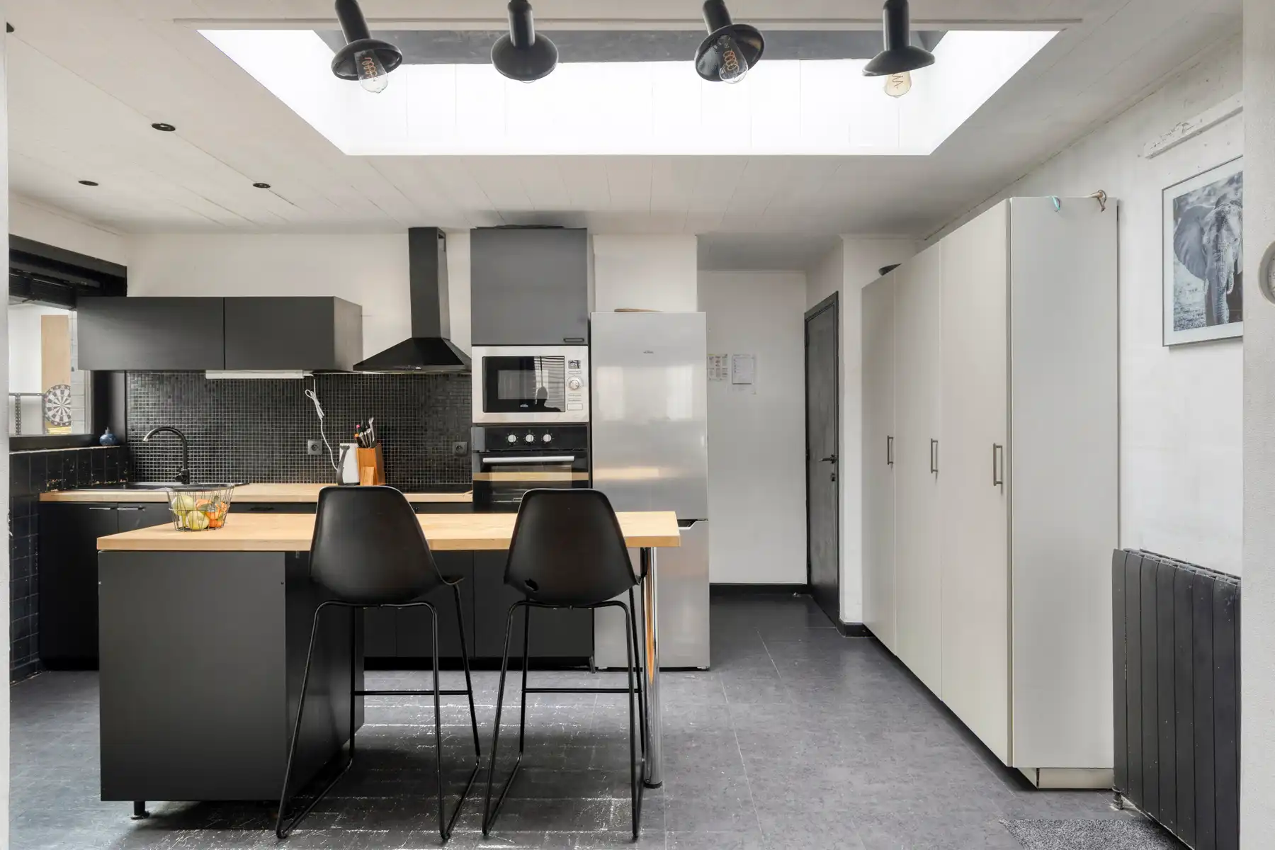 Goedgelegen woning met tuin en garage! foto 3