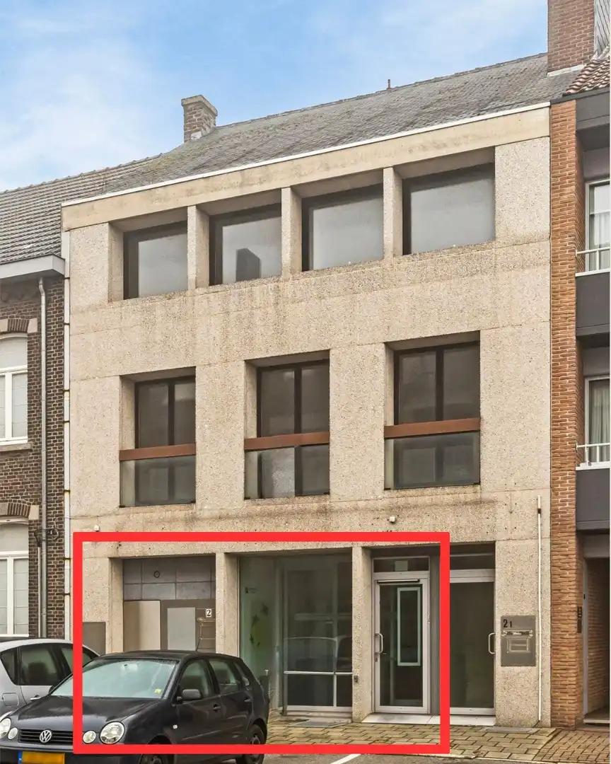 Uitzonderlijk handelspand in het centrum van Neeroeteren foto {{pictureIndex}}