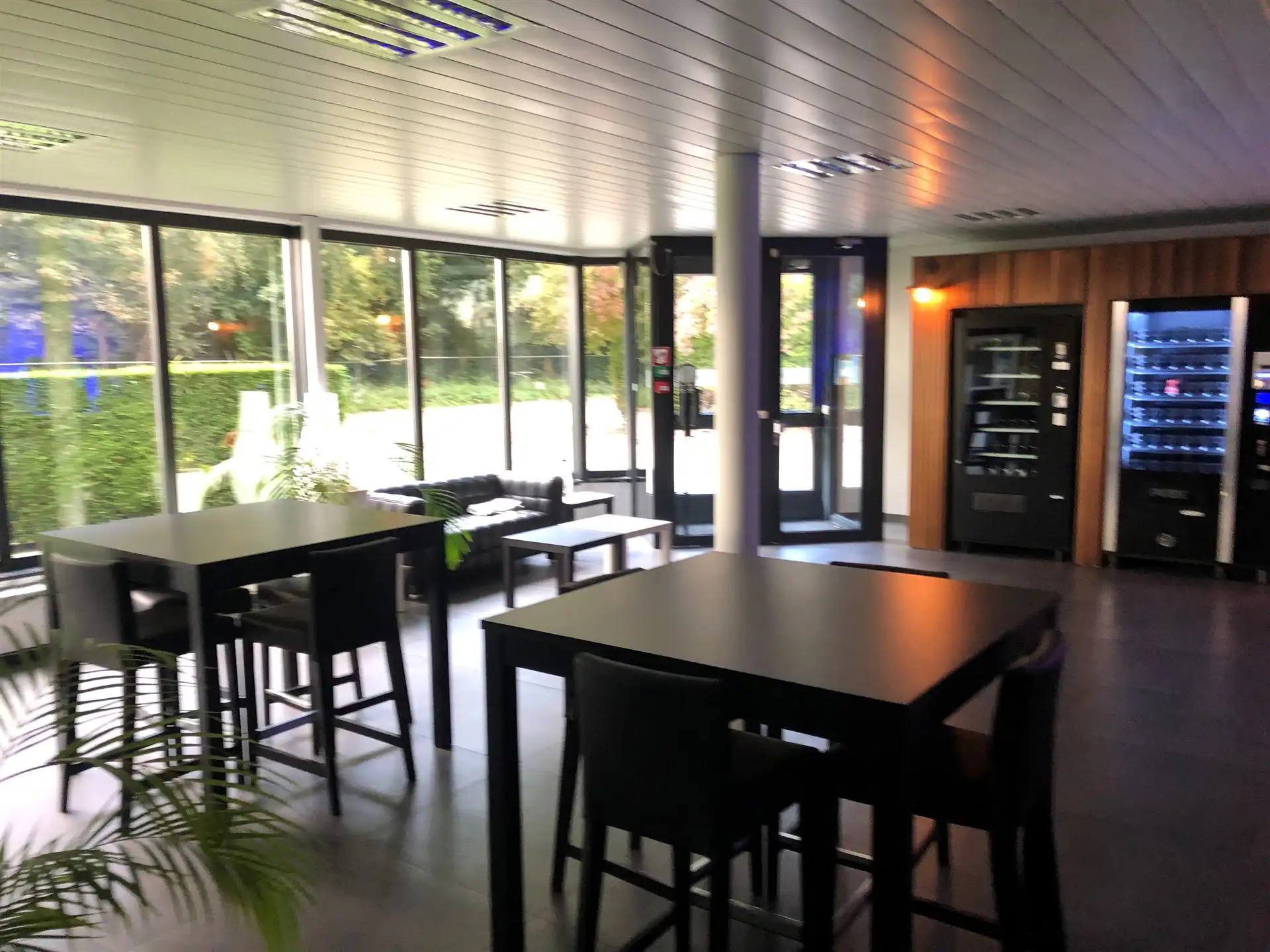 Bedrijfsgebouw met magazijnen, buitenopslag, kantoren en woonst foto 8