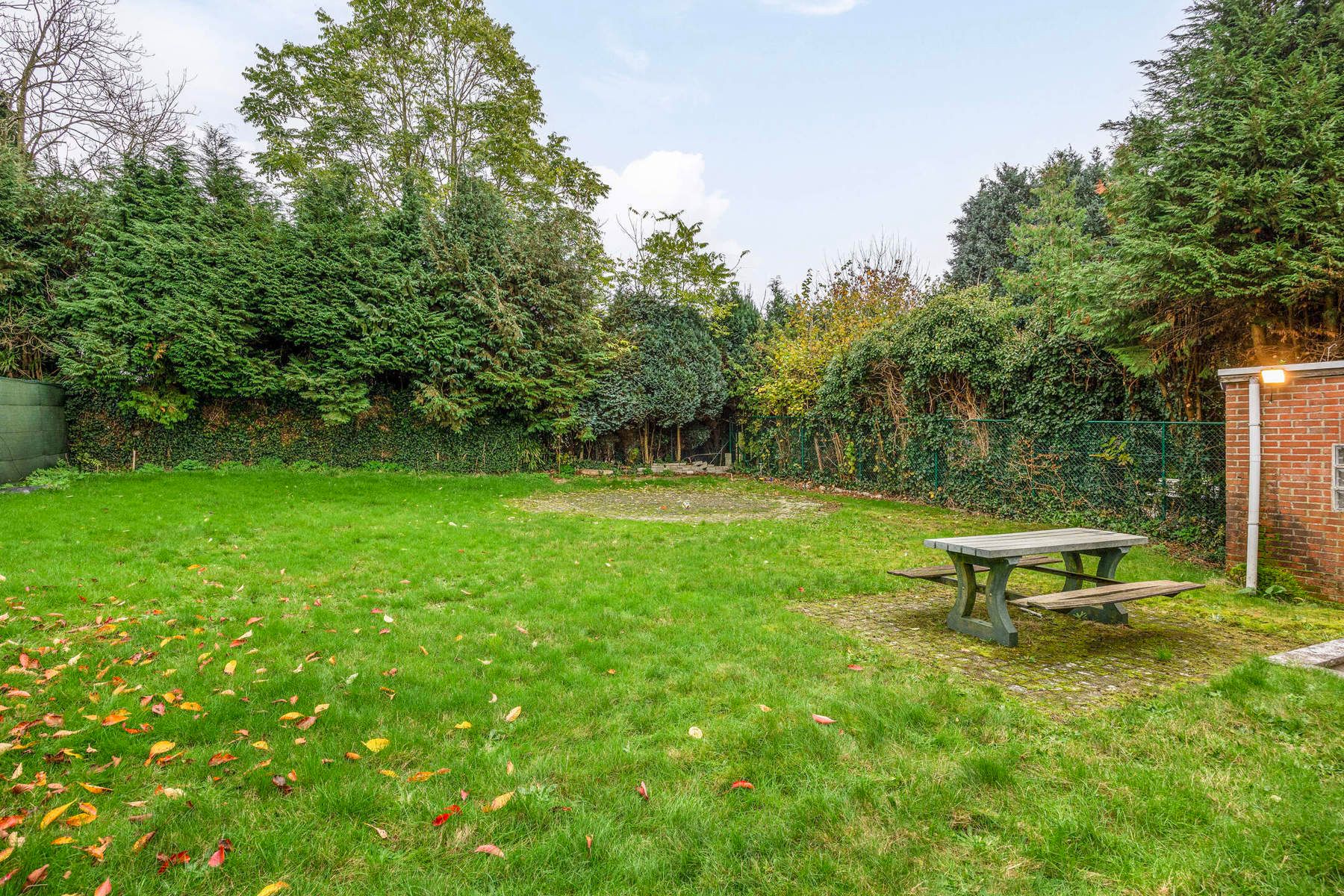 Ruime te renoveren gezinswoning met 4 slaapkamers en tuin foto 24