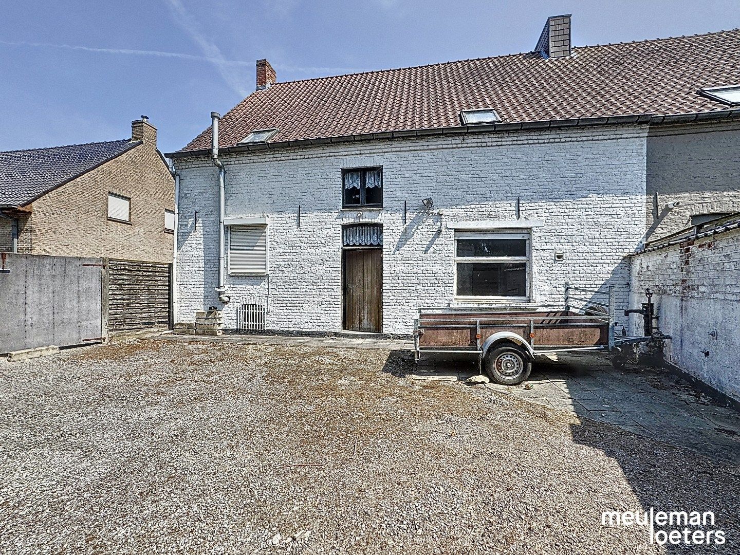 Te renoveren halfopen woning met garage foto 2