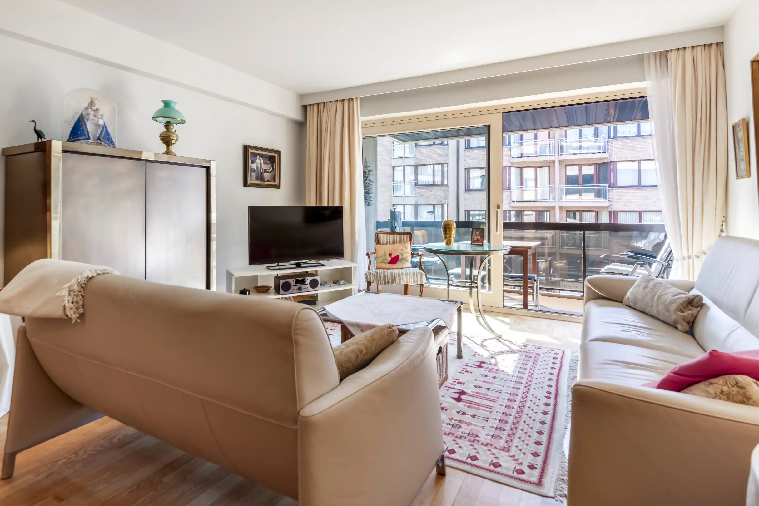 Zeer goed onderhouden zuidgericht appartement, centraal gelegen dichtbij het strand en de winkels. Parking mogelijk. foto 5