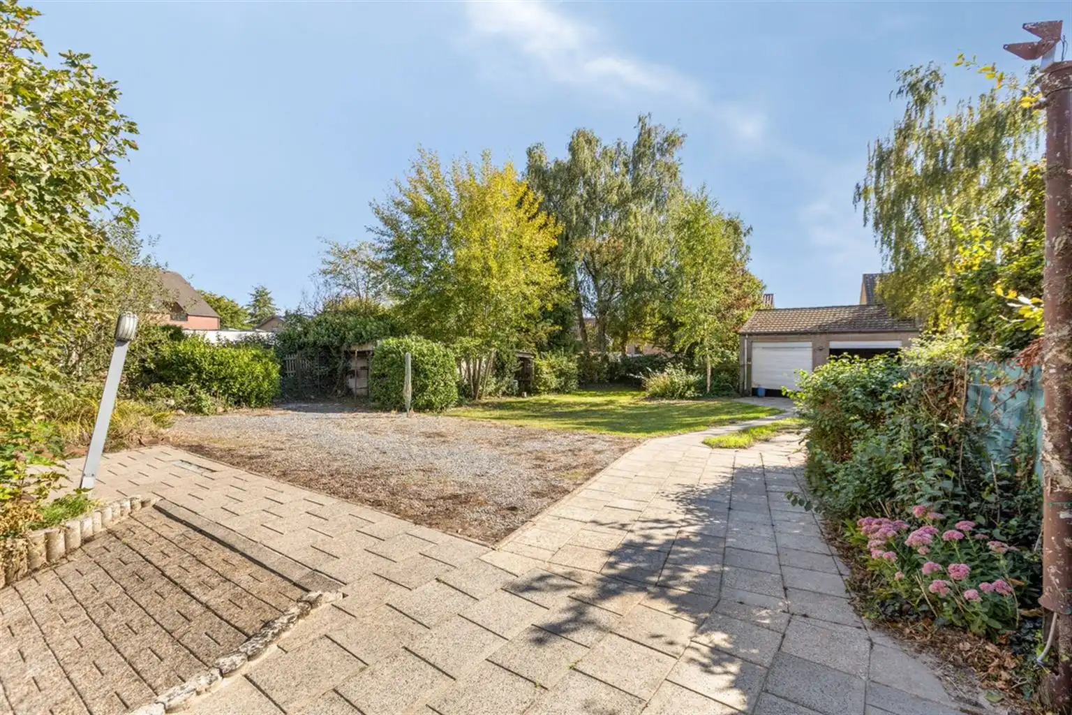 Vrijstaande woning met 3 slaapkamers, ruime tuin en garages op een riant perceel van 9a18ca, rustig gelegen nabij het centrum van Maaseik.  foto 22