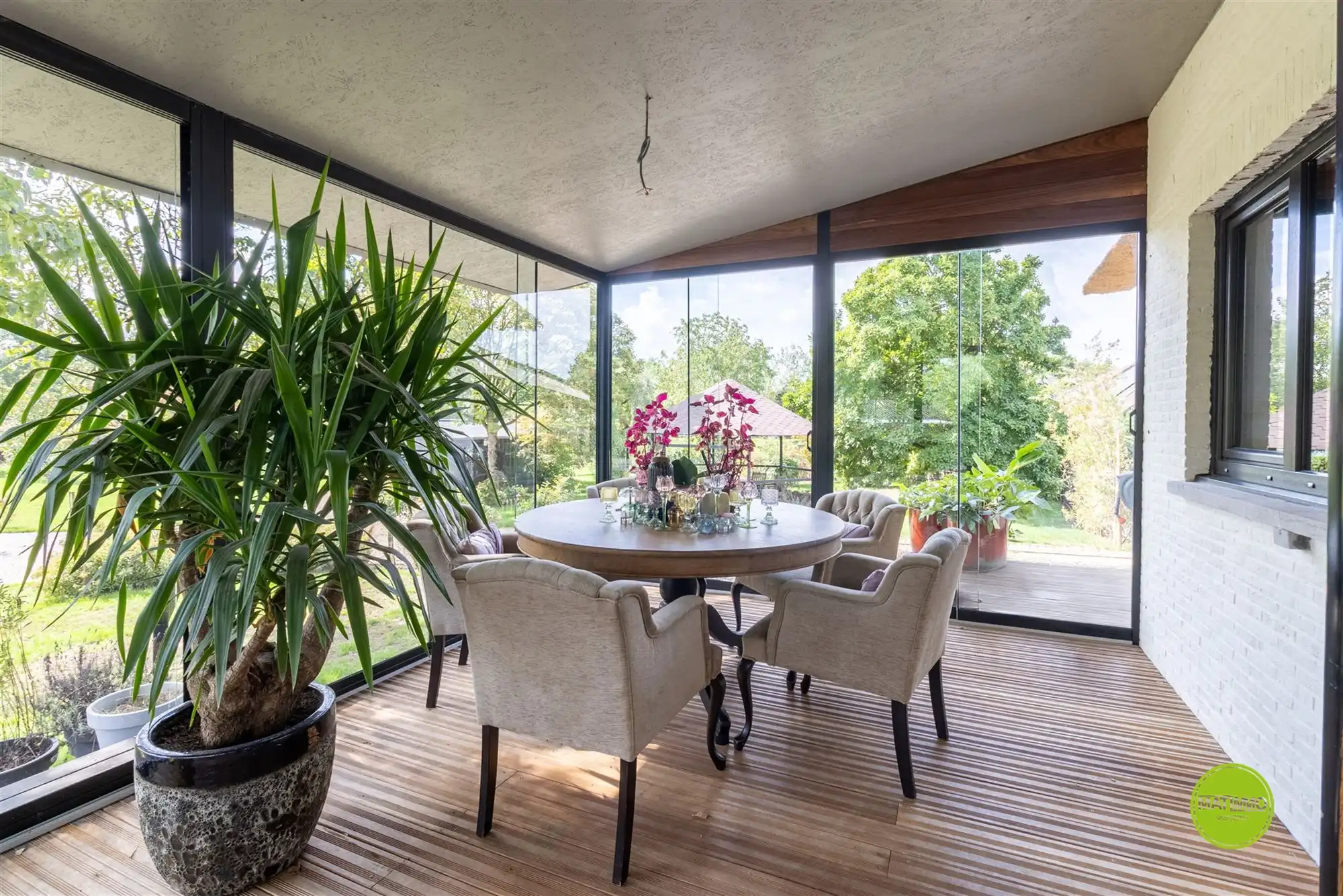 Luxueus gerenoveerde woning met groot stuk grond  foto 15
