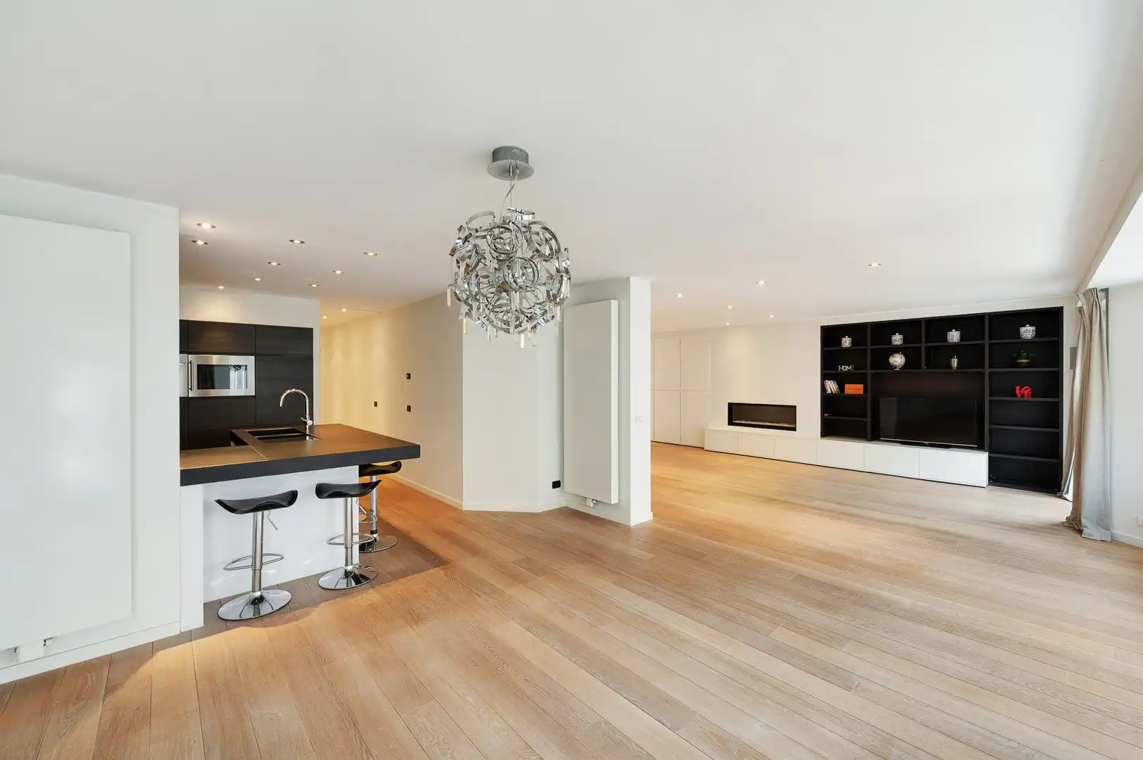 Ruim appartement van 163m² met 11 m² façade in de Dumortierlaan. foto 3