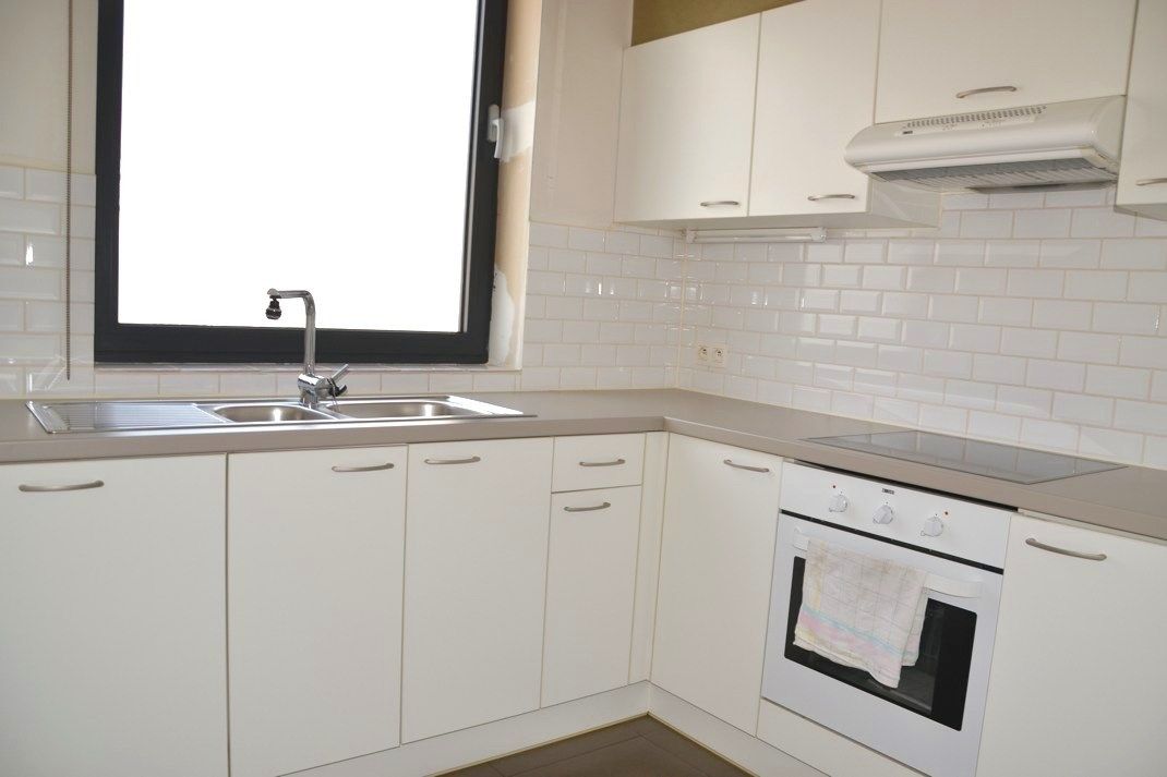Ruime woning met 4 slaapkamers en autostaanplaats! foto 3