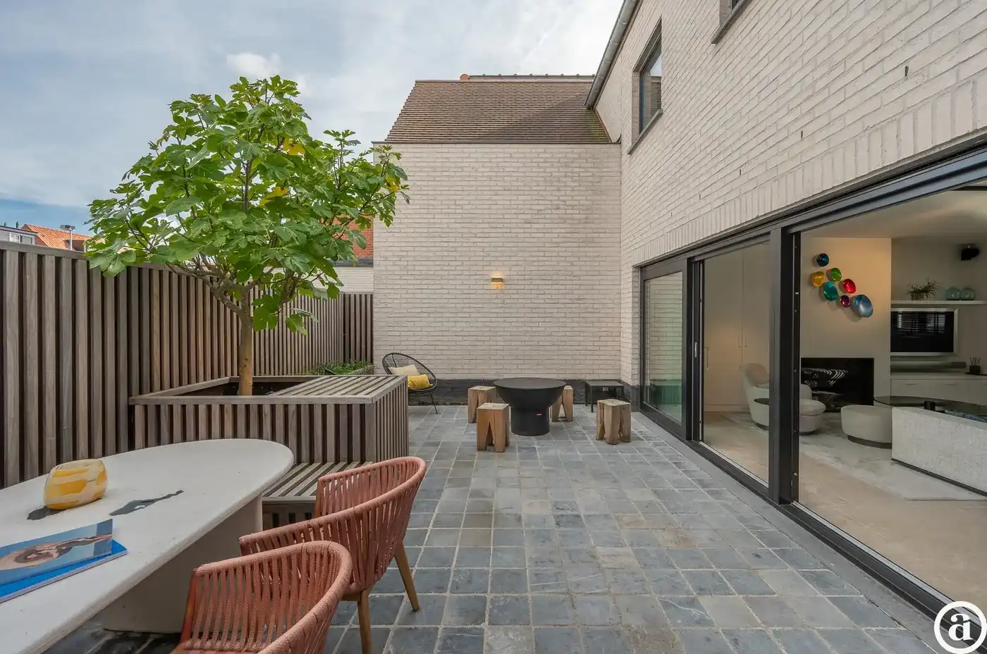Ruime, recente hoekwoning gelegen vlakbij de groentenmarkt   foto 7