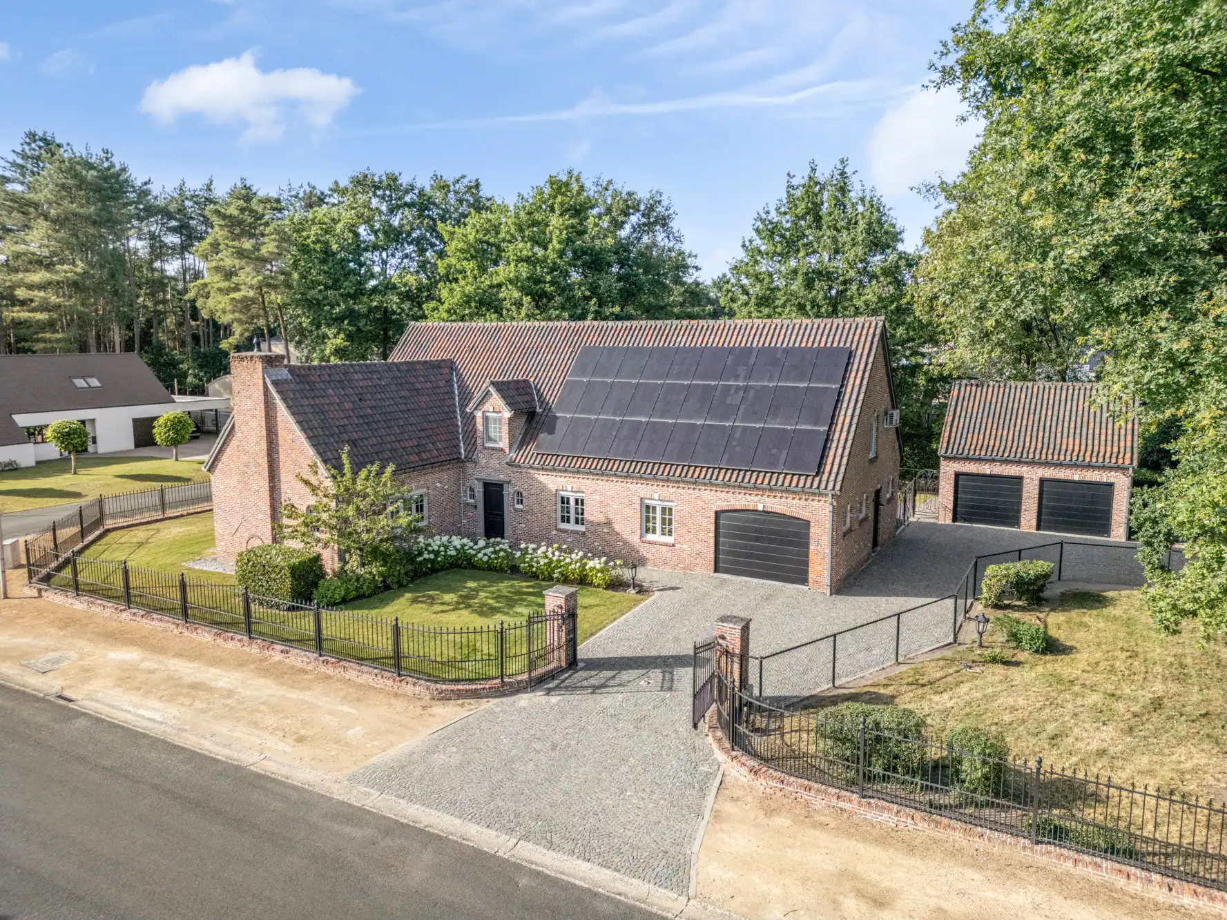 Stijlvolle, volledig gerenoveerde villa in een rustige, groene omgeving te Eksel foto 2