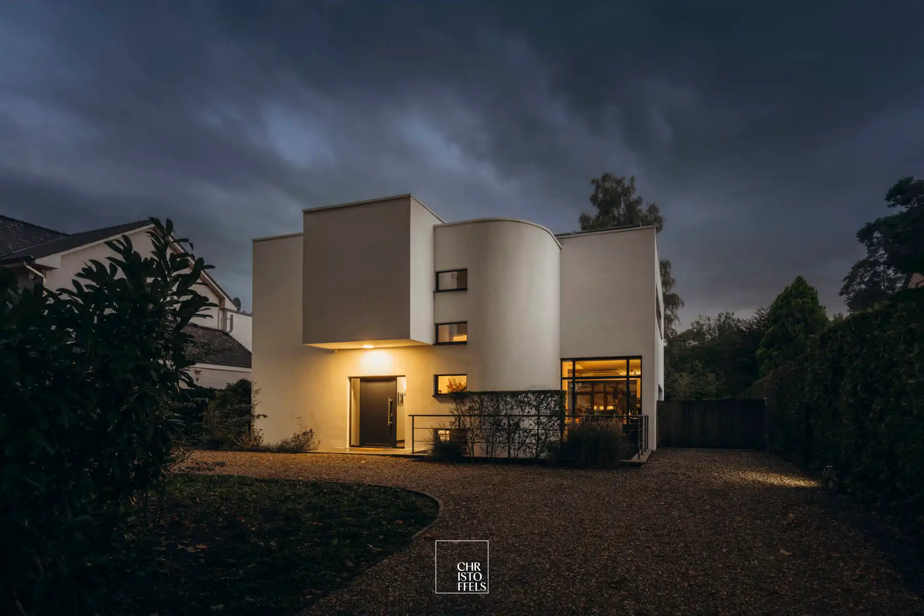 Architecturale villa  (488m²) met buitenzwembad op perceel van 1.281m²  foto 3