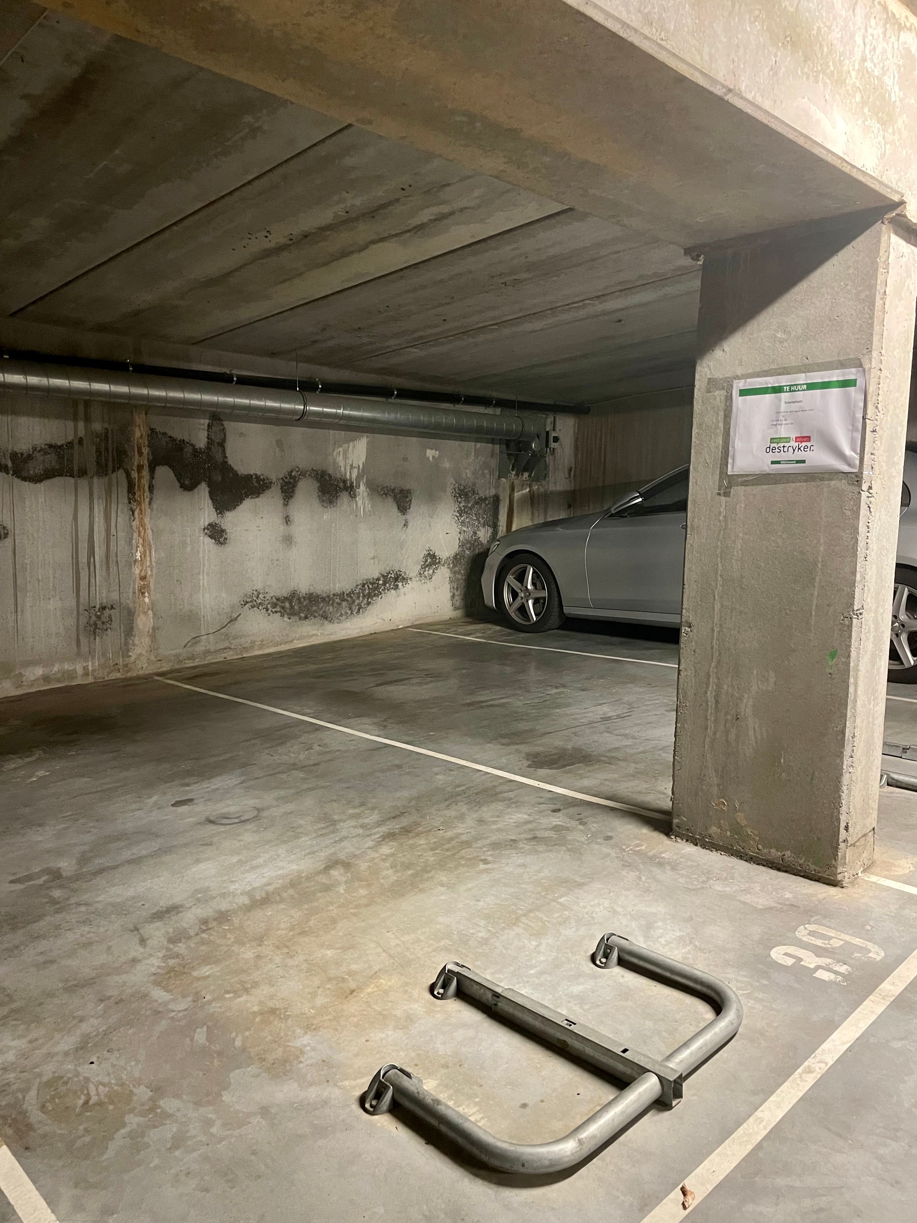 Overdekte staanplaats in afgesloten garage. foto 2