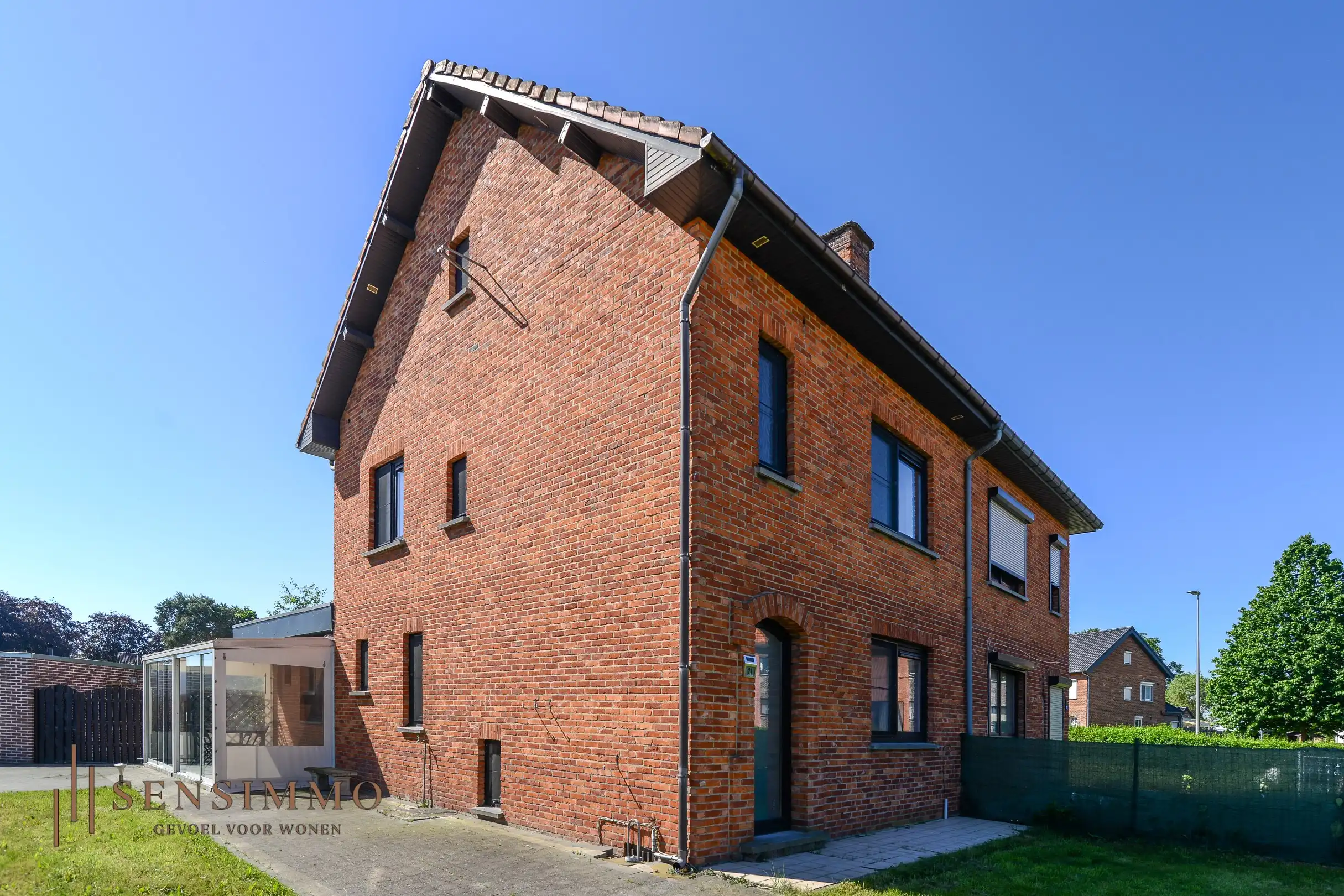 Gerenoveerde 4 slaapkamer woning met zonneanepelen en verzorgde tuin foto 2