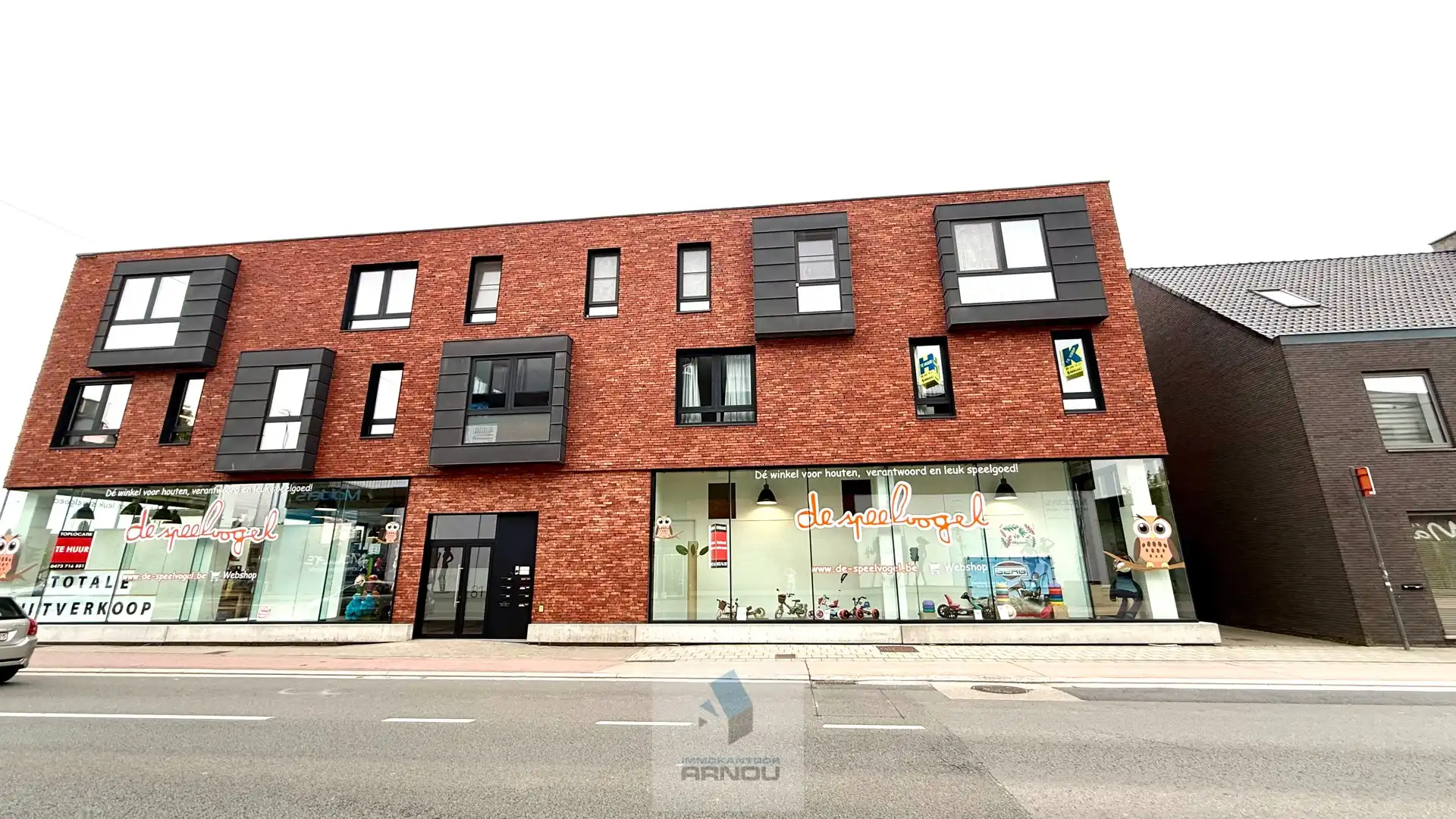 Stijlvolle en ruime loft met 2 slaapkamers, dressing, overdekt terras en 2 parkeerplaatsen foto {{pictureIndex}}
