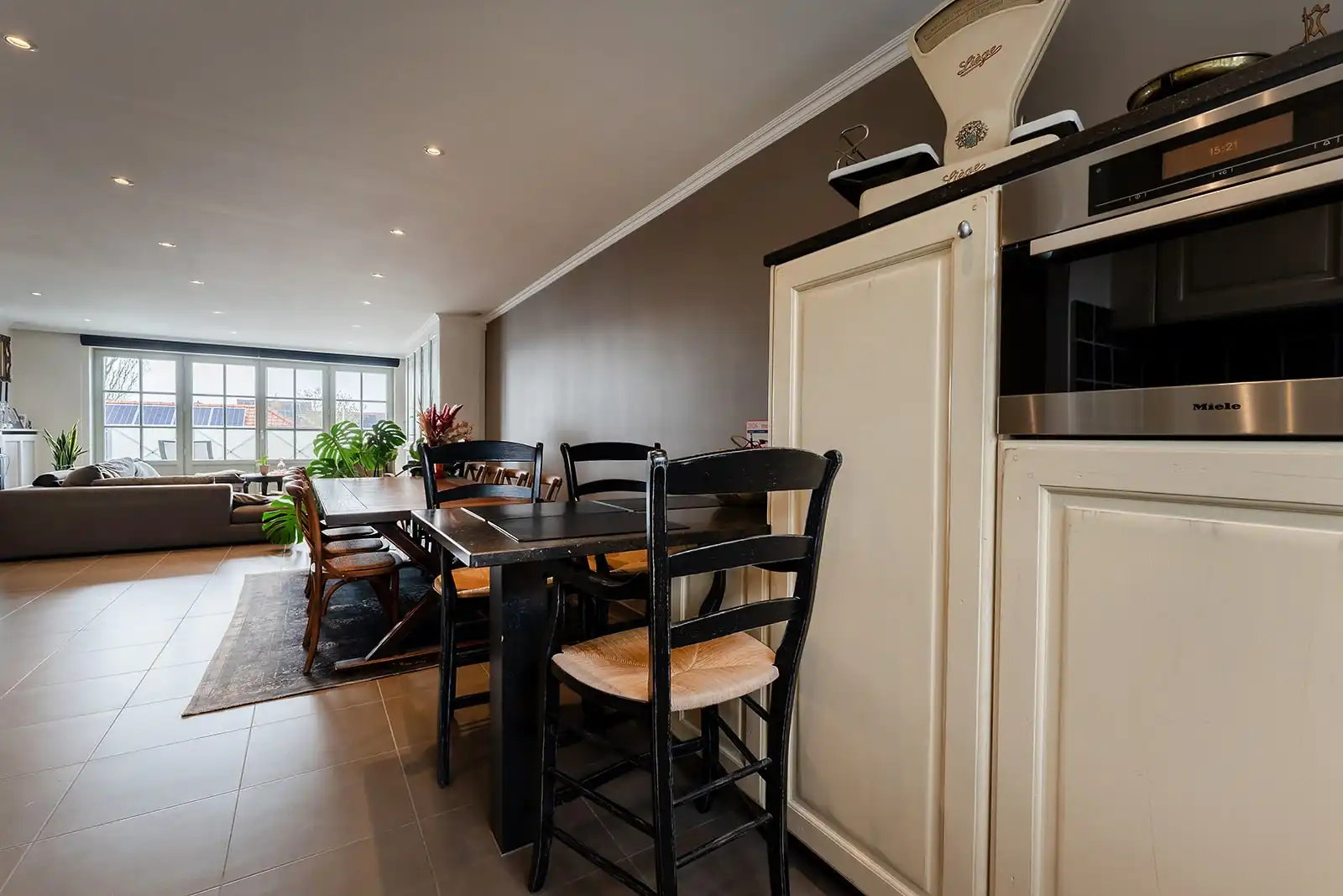 Ruim duplex appartement met garagebox te koop in Lissewege. foto 8