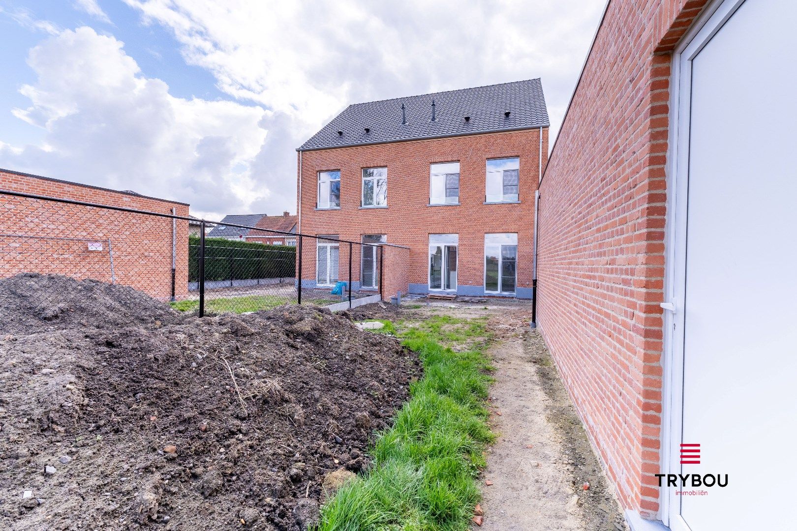 2 hoogwaardig afgewerkte nieuwbouwwoningen met garage foto 20