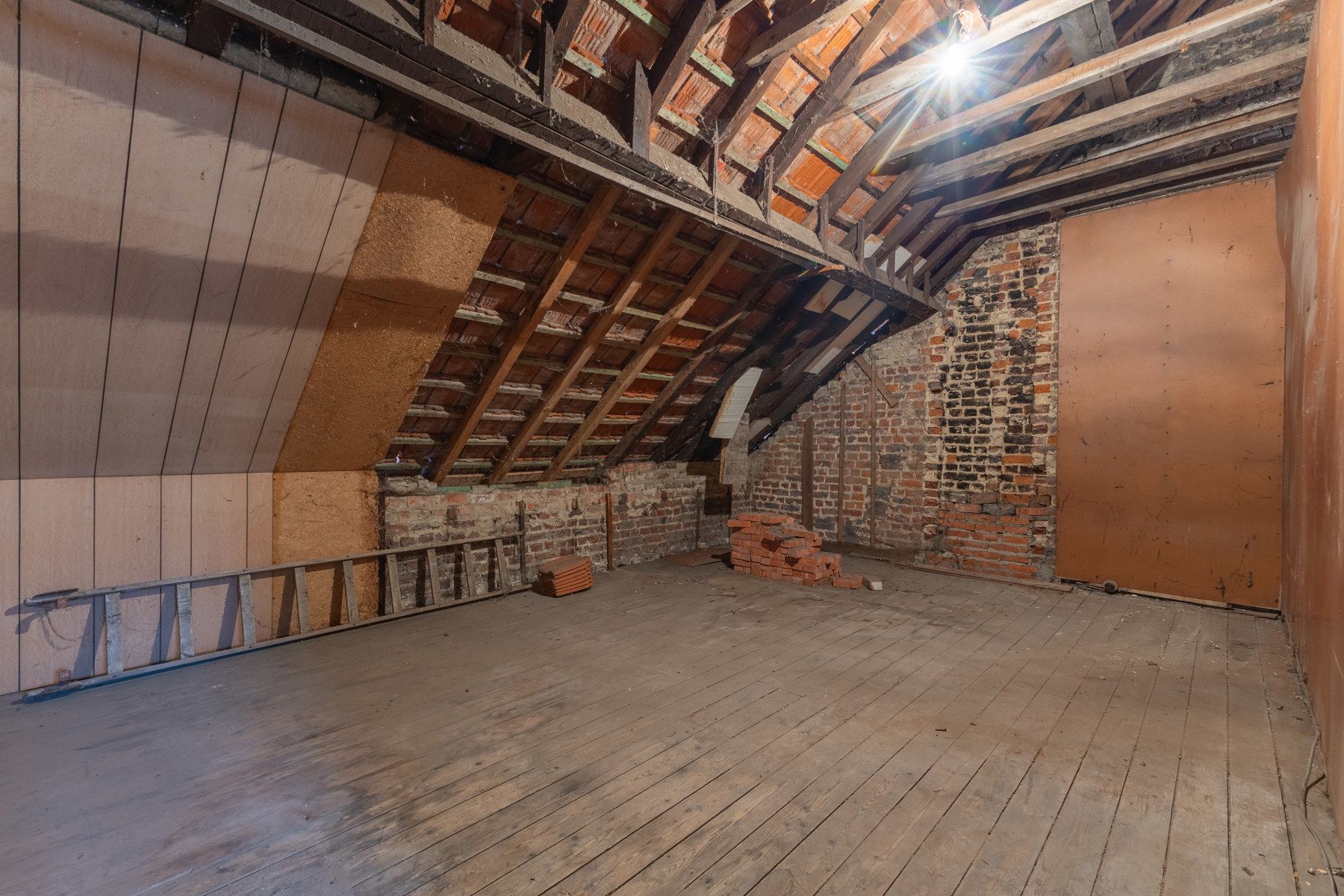 OPTIE Goed gelegen ruime te renoveren woning met bouwgrond foto 21