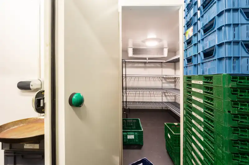 Prachtig handelspand met veel RUIMTE EN ETALAGE, gratis parking! TOPlocatie Patio Donk! foto 18