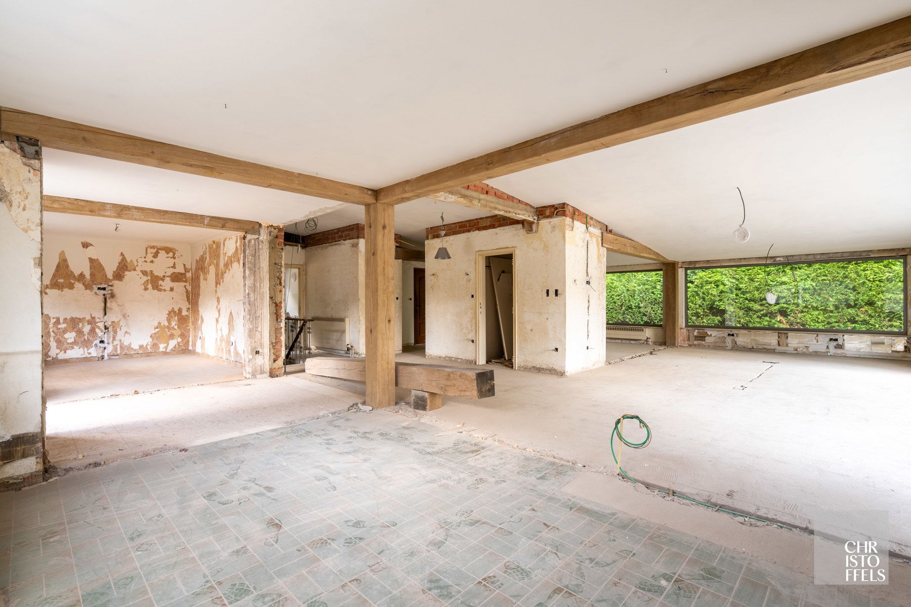 Deels gerenoveerde laagbouwvilla, residentieel gelegen in de bossen op een uitgestrekt perceel van 3.981m² foto 14