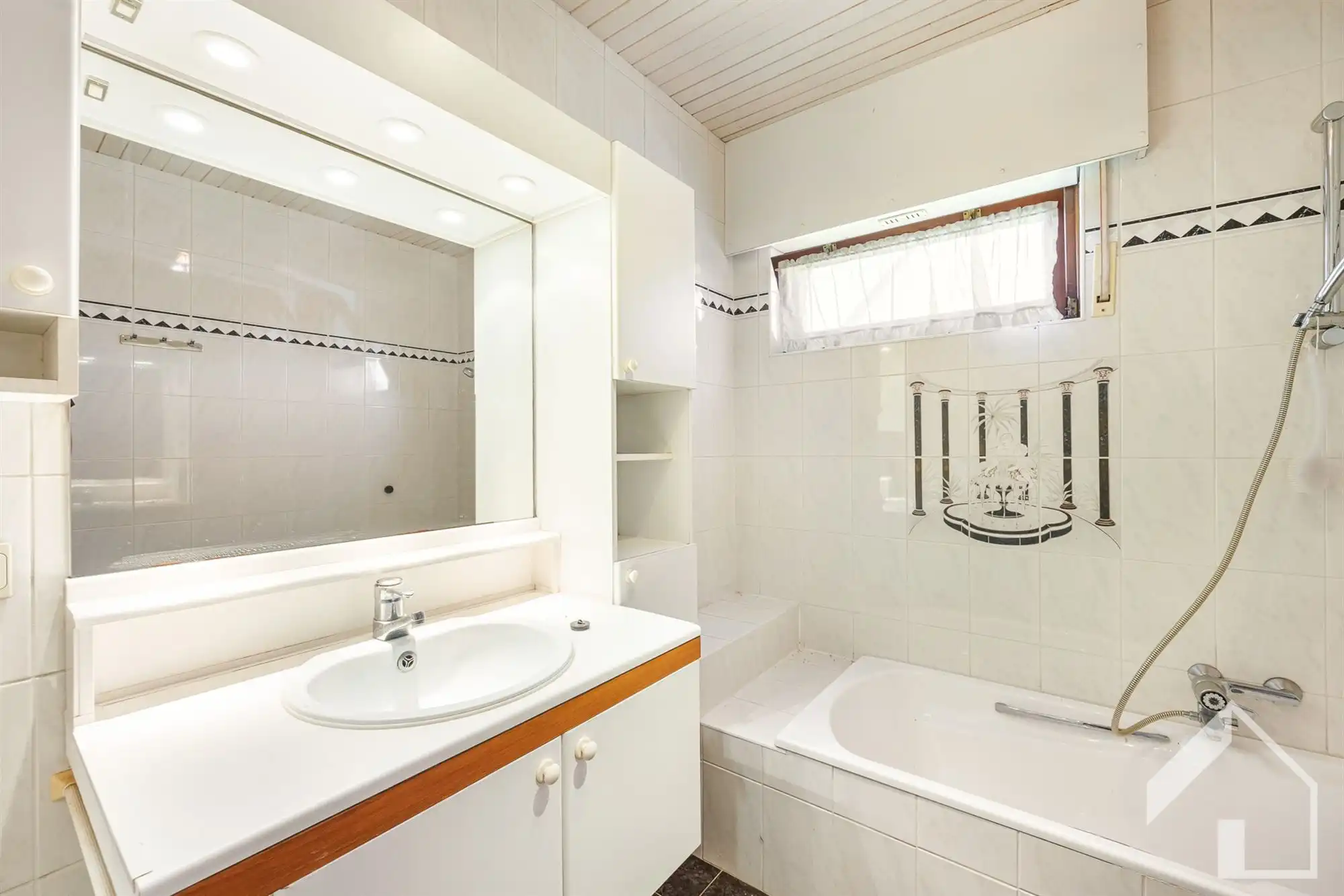 Te renoveren landhuis + achterliggend weiland foto 12