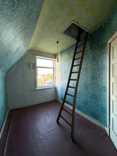 Te renoveren woning met oprit en garage in rustig straatje foto 13