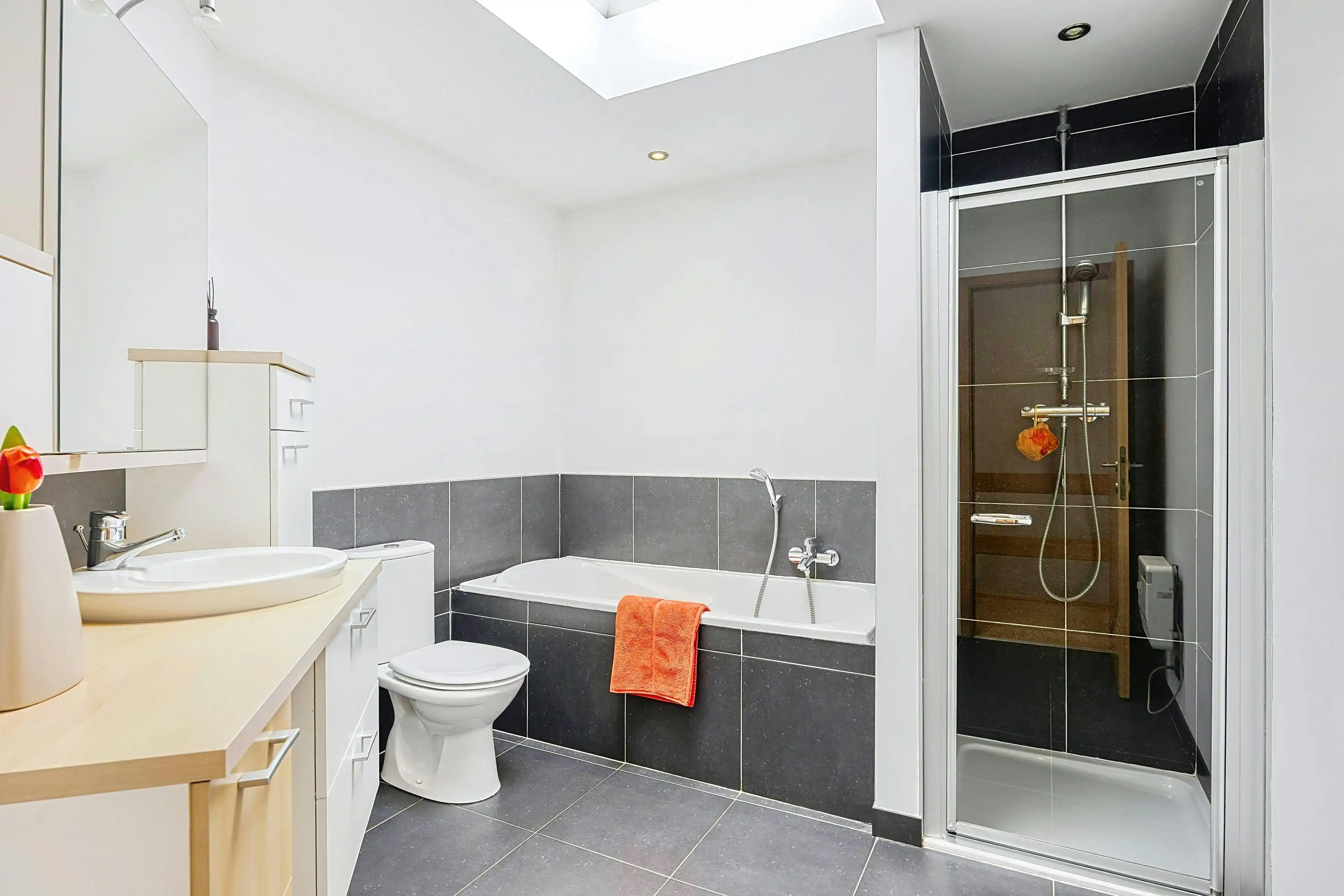 Instapklare bel-etage met 3 slaapkamers en zonnige tuin in hartje Eeklo foto 17