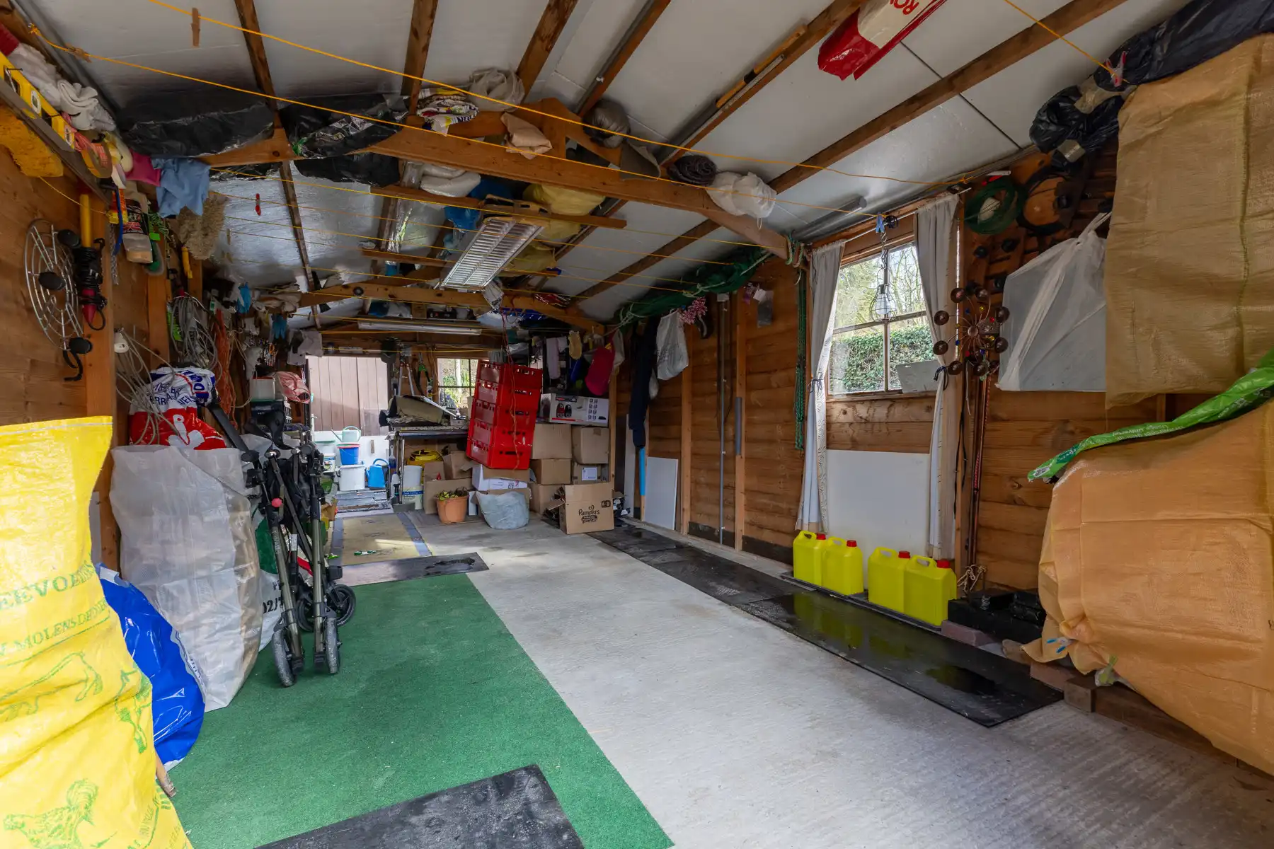 Goed onderhouden woning met prachtige tuin foto 14