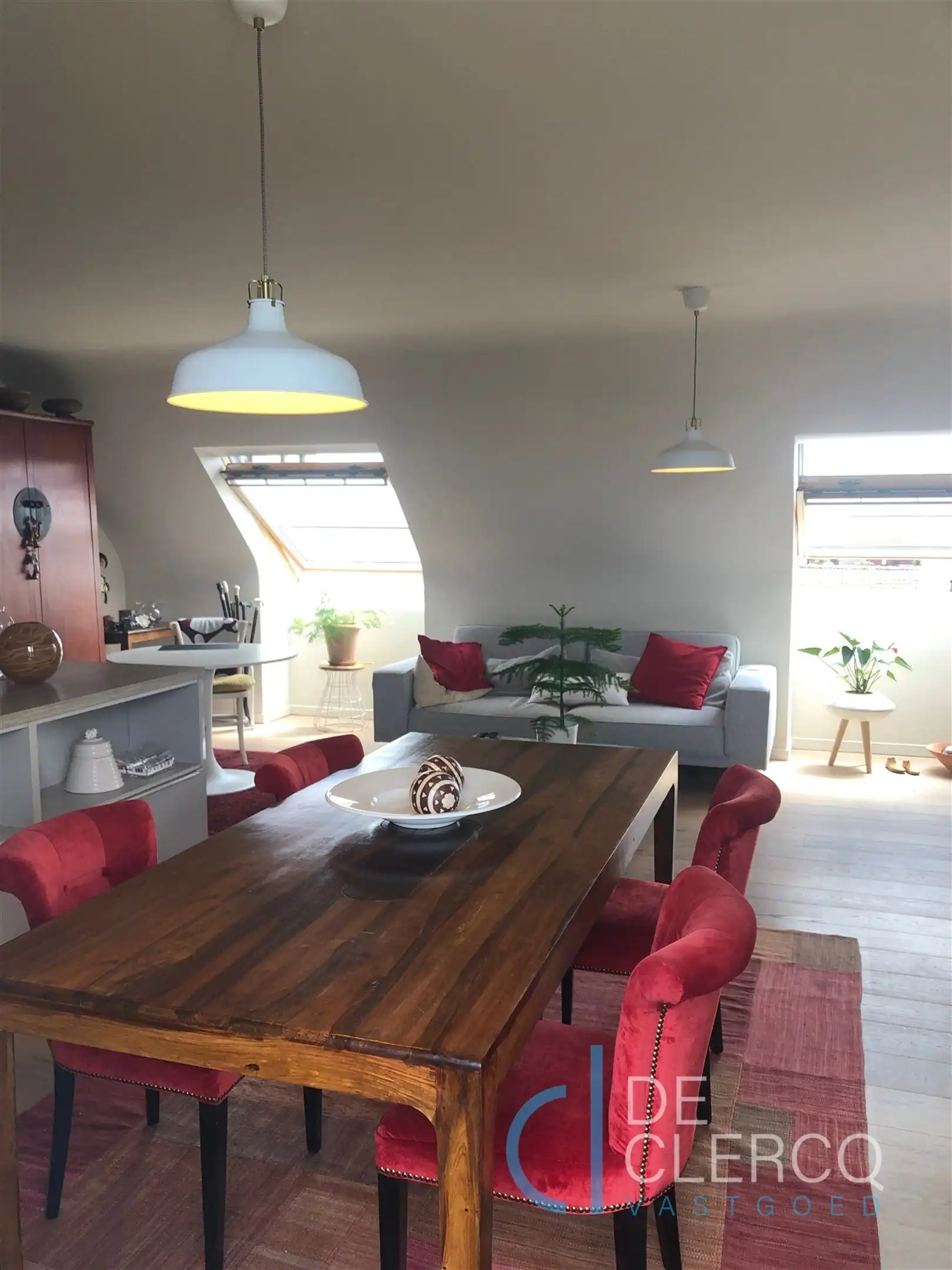 Lichtrijk dakappartement met terras en garage! foto 5