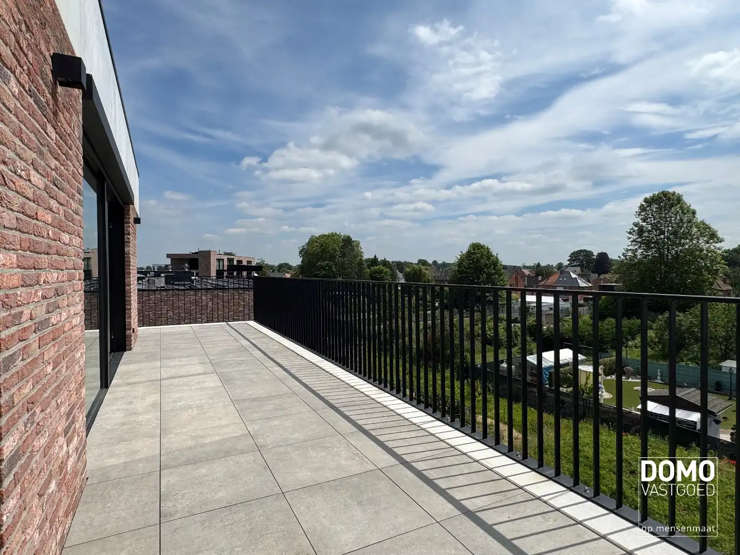 PENTHOUSE MET 2 SLAAPKAMERS, RUIM TERRAS EN AUTOSTANDPLAATS TE KERMT foto 9
