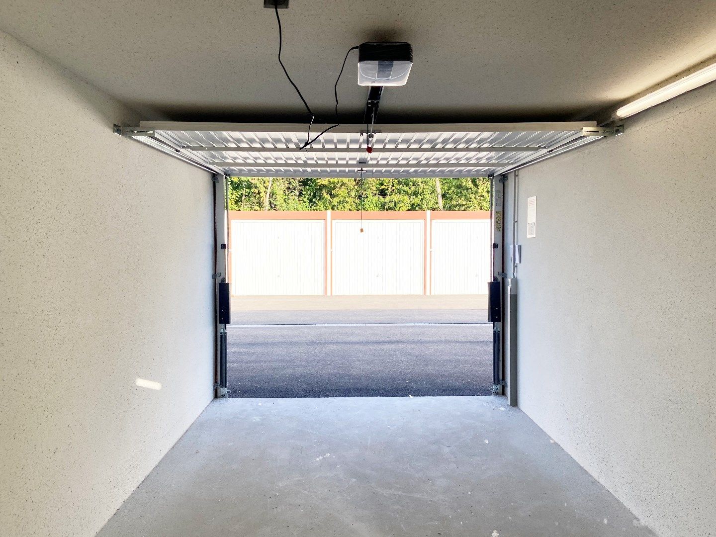 GARAGE GELEGEN IN DE DORPSKERN MEULEBEKE foto 5