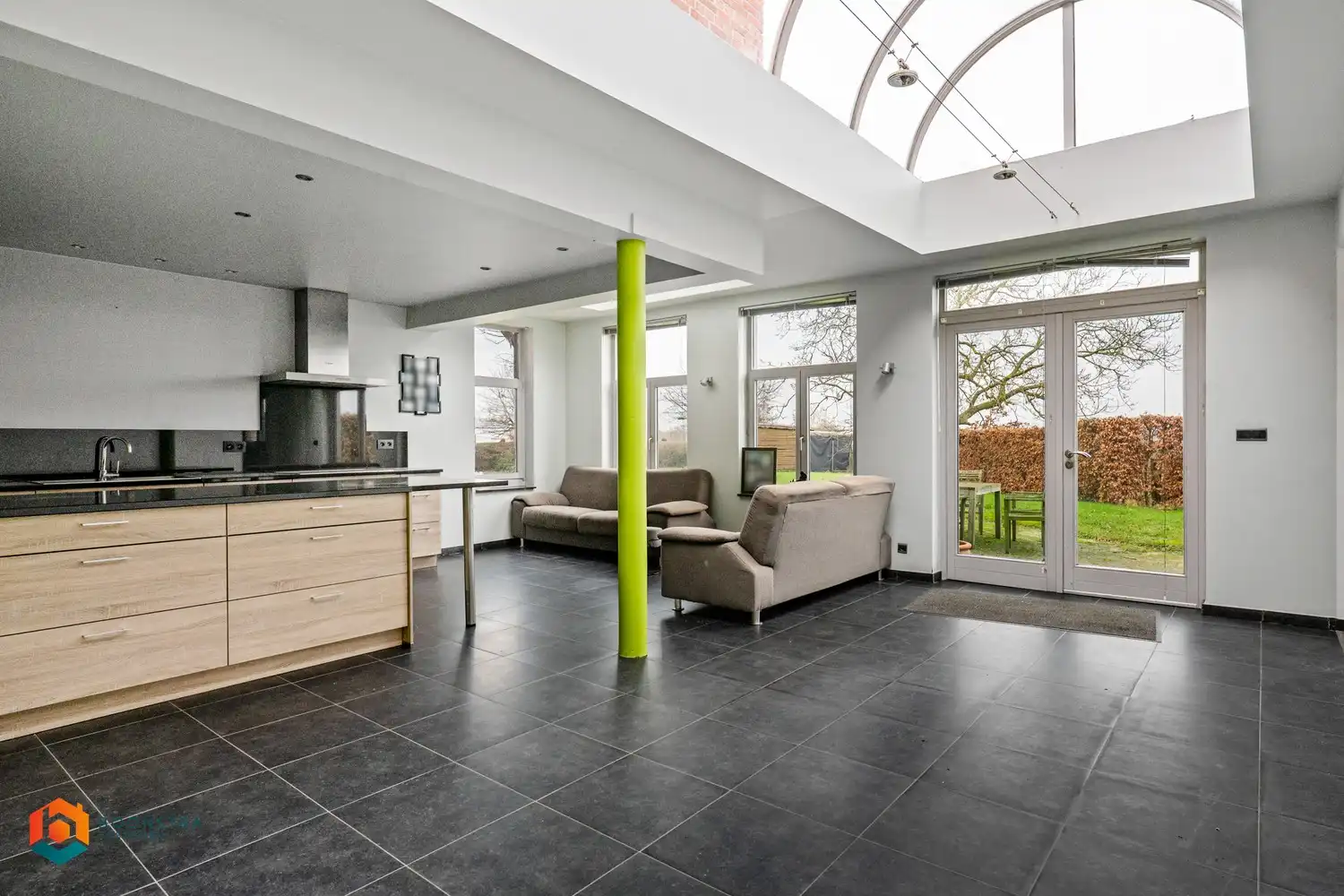 Zonevreemde woning met magazijn te Putte foto 12