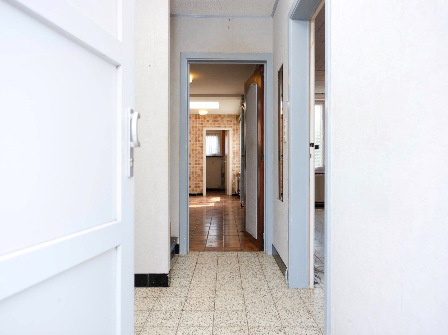 Charmante halfopen woning met potentieel in het hart van Zwankendamme foto 2