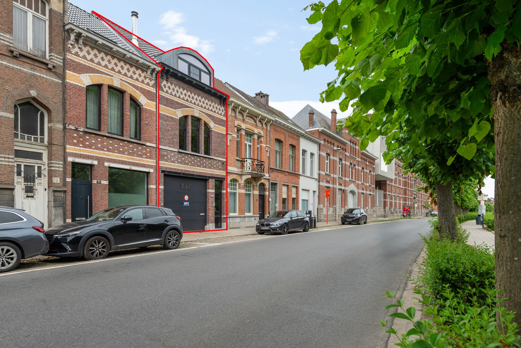 Degelijk gerenoveerde woning aan de Vesten te Lier. foto {{pictureIndex}}